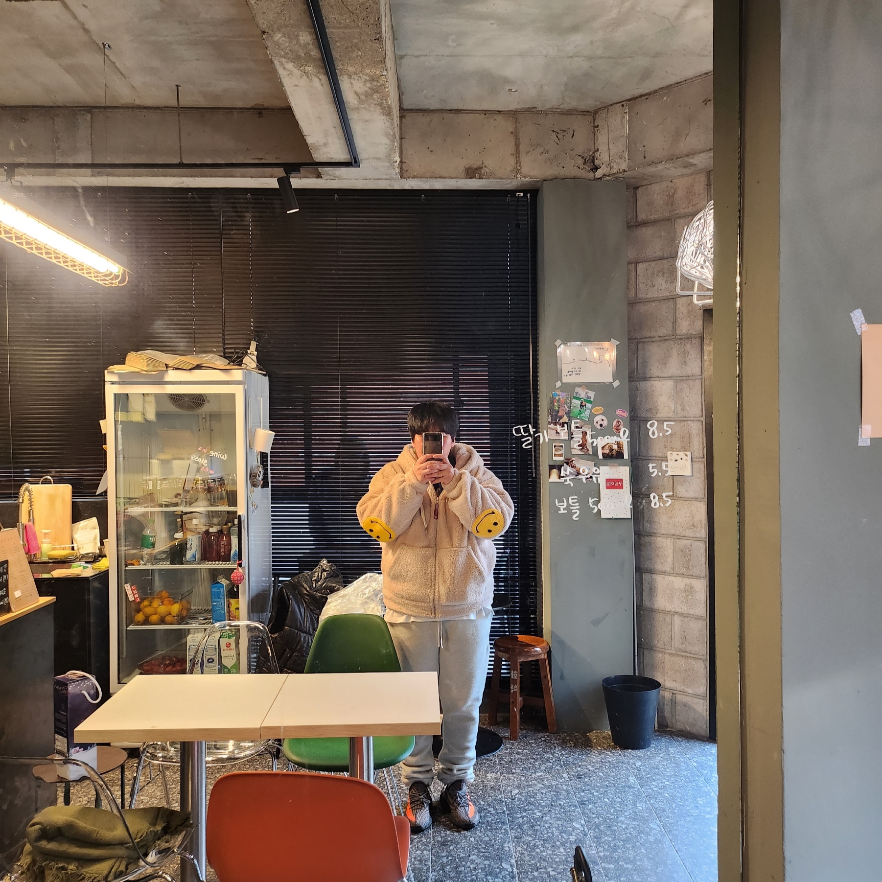 에센셜 폴라 플리스 스웨트팬츠 라이트 헤더 오트밀 - 20FW, 아디다스 이지 부스트 350 V2 카본 벨루가 착용 스타일