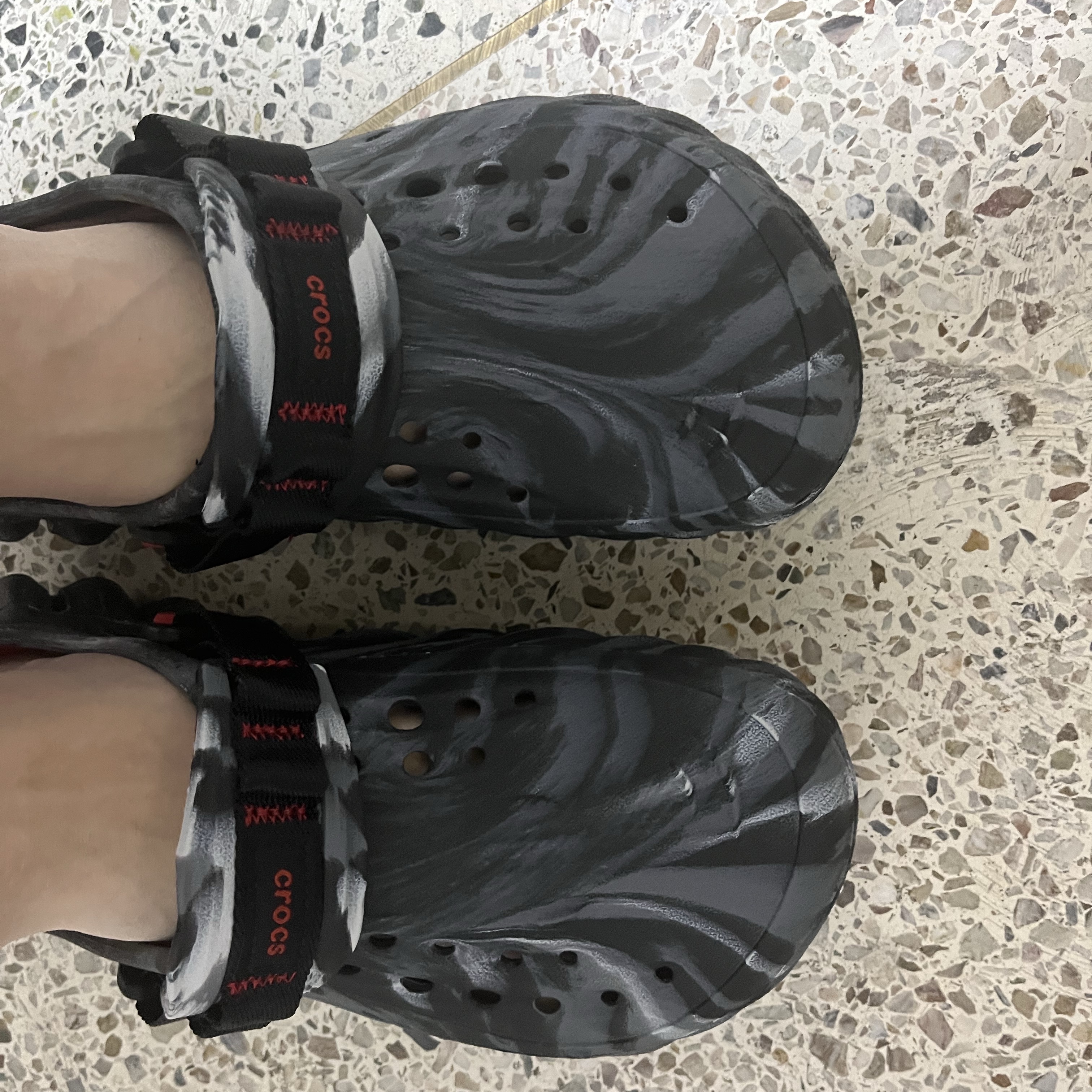 Crocs Echo Marbled Clog Black Flame 착용 스타일 - 1