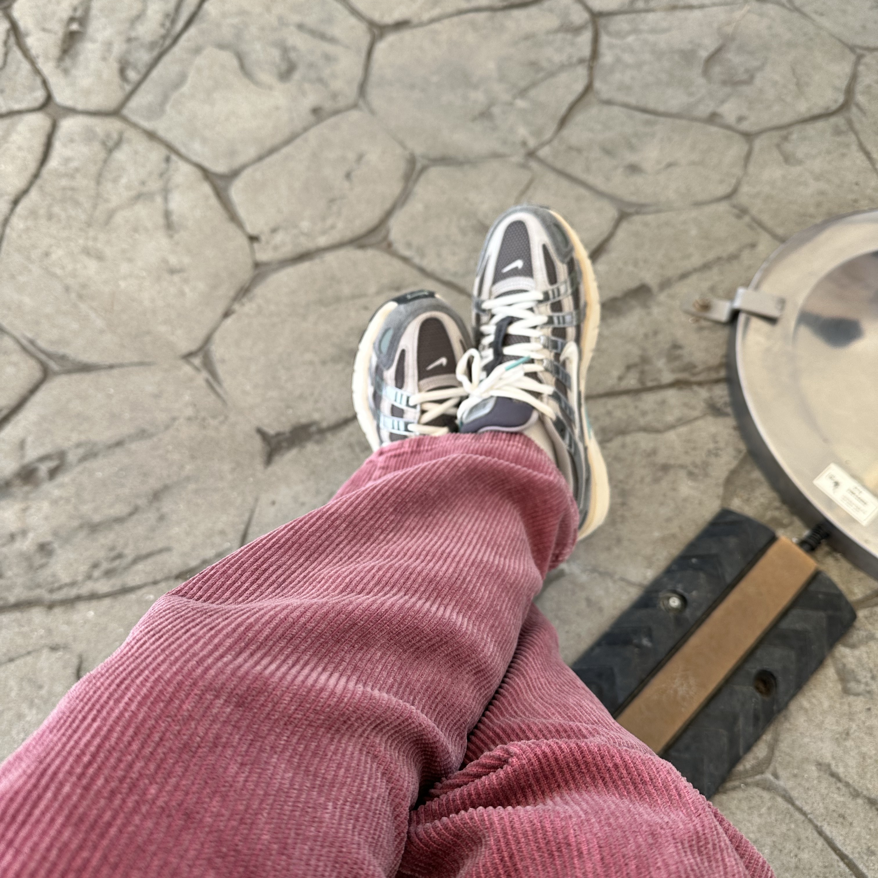 Nike P-6000 Flat Pewter Light Iron Ore 착용 스타일