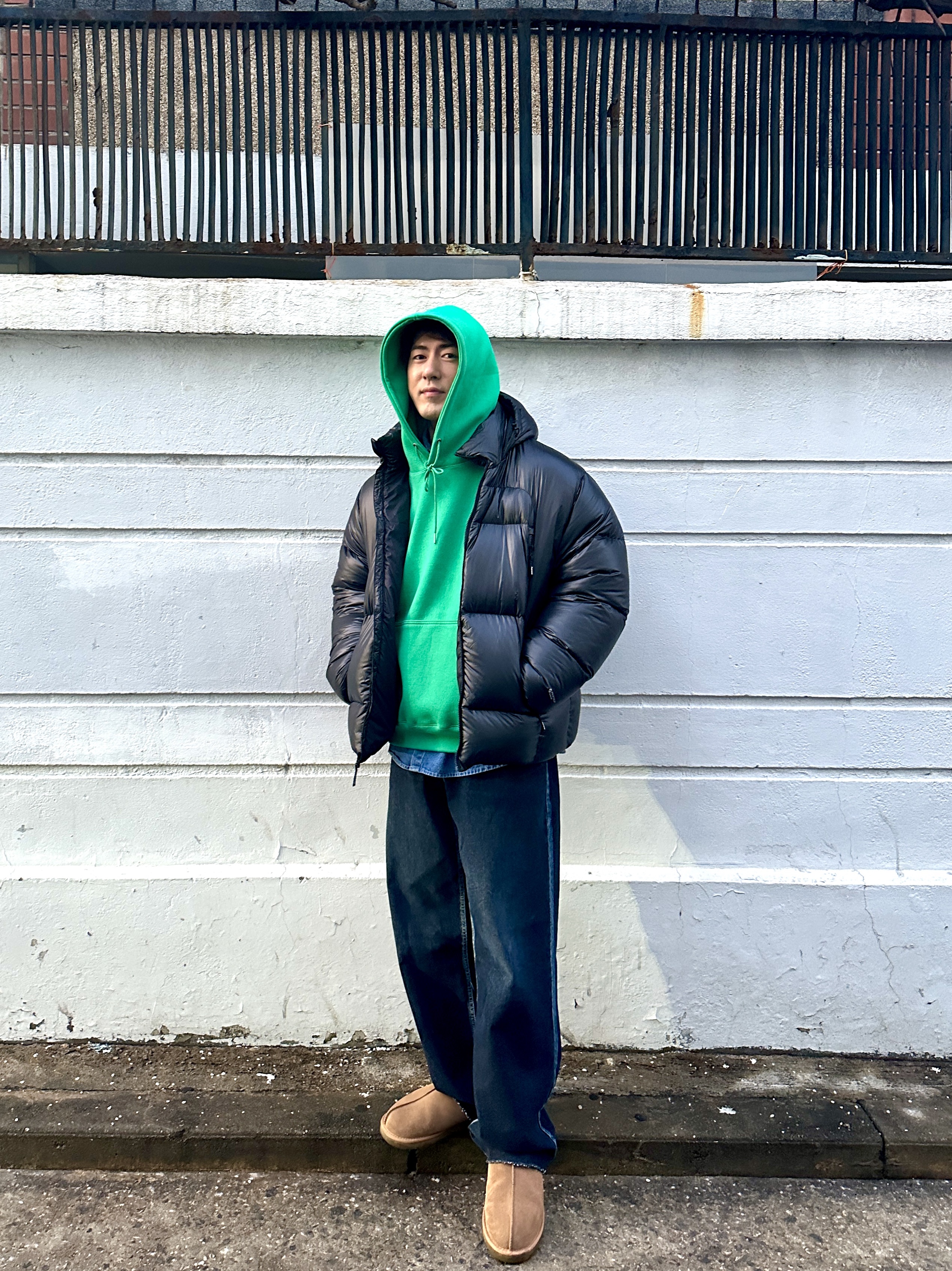 Supreme Featherweight Down Puffer Jacket Black - 23FW, UGG Tasman Slipper Chestnut 착용 스타일