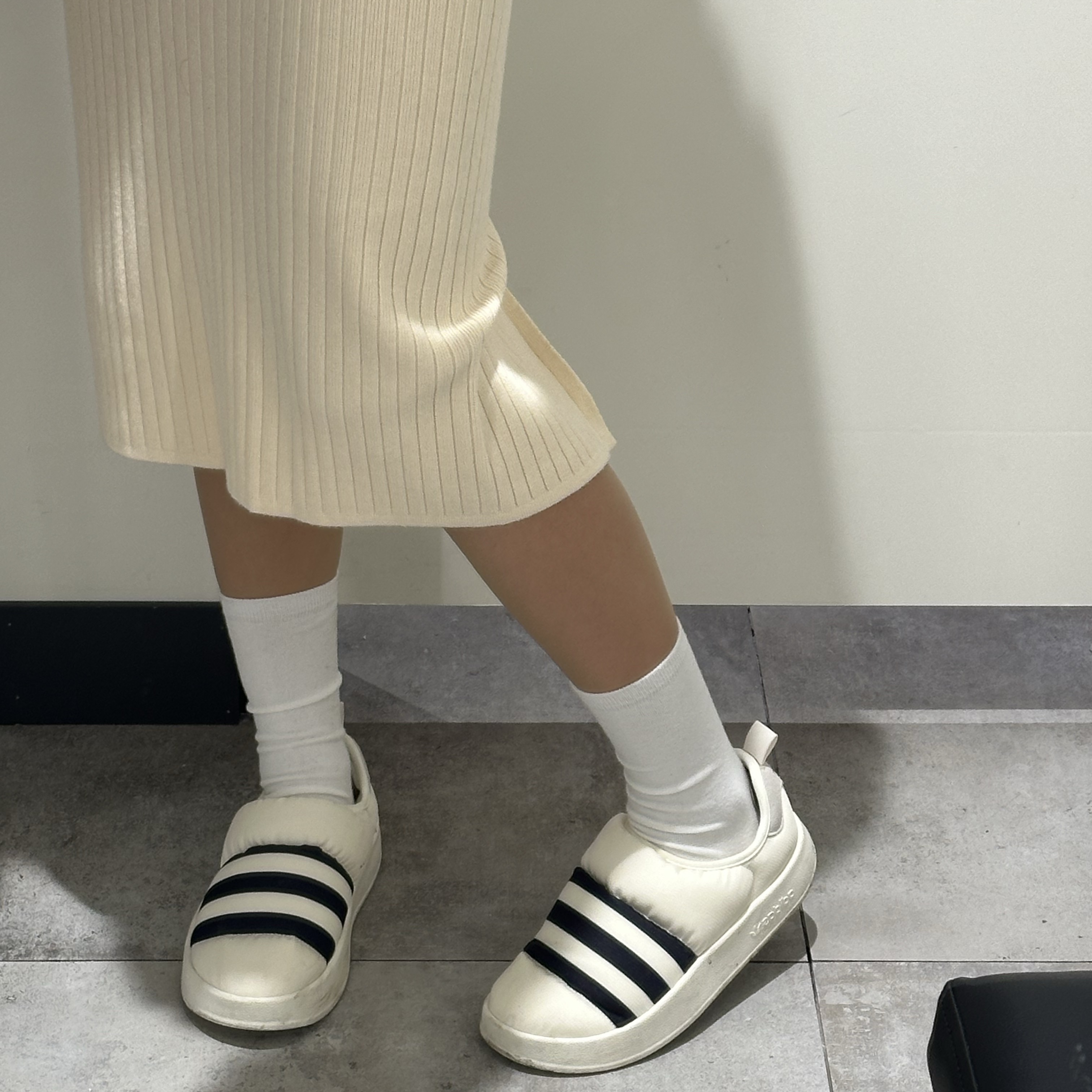 Adidas Puffylette Off White 착용 스타일