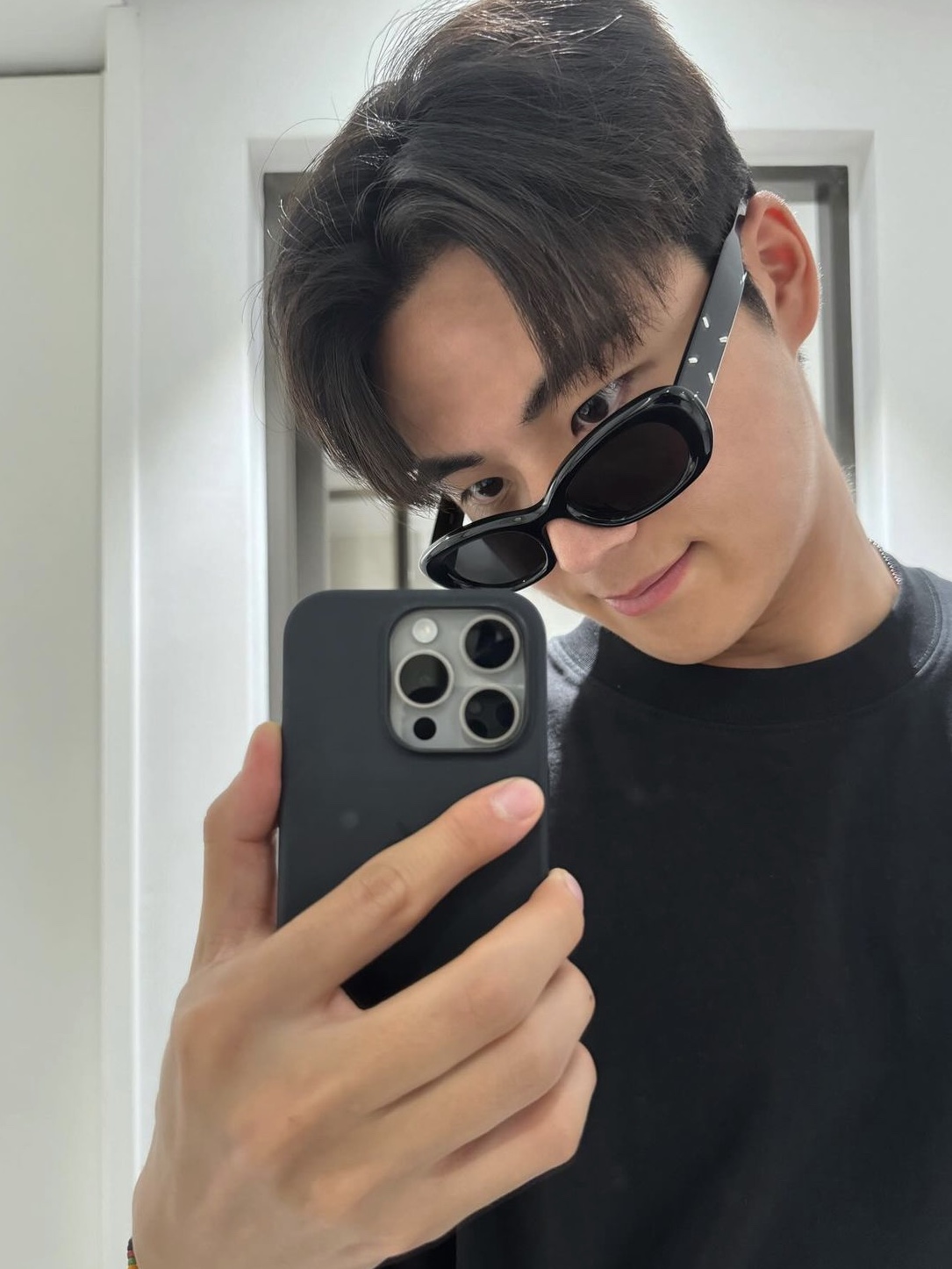 Gentle Monster x Maison Margiela MM004 Black Black 착용 스타일