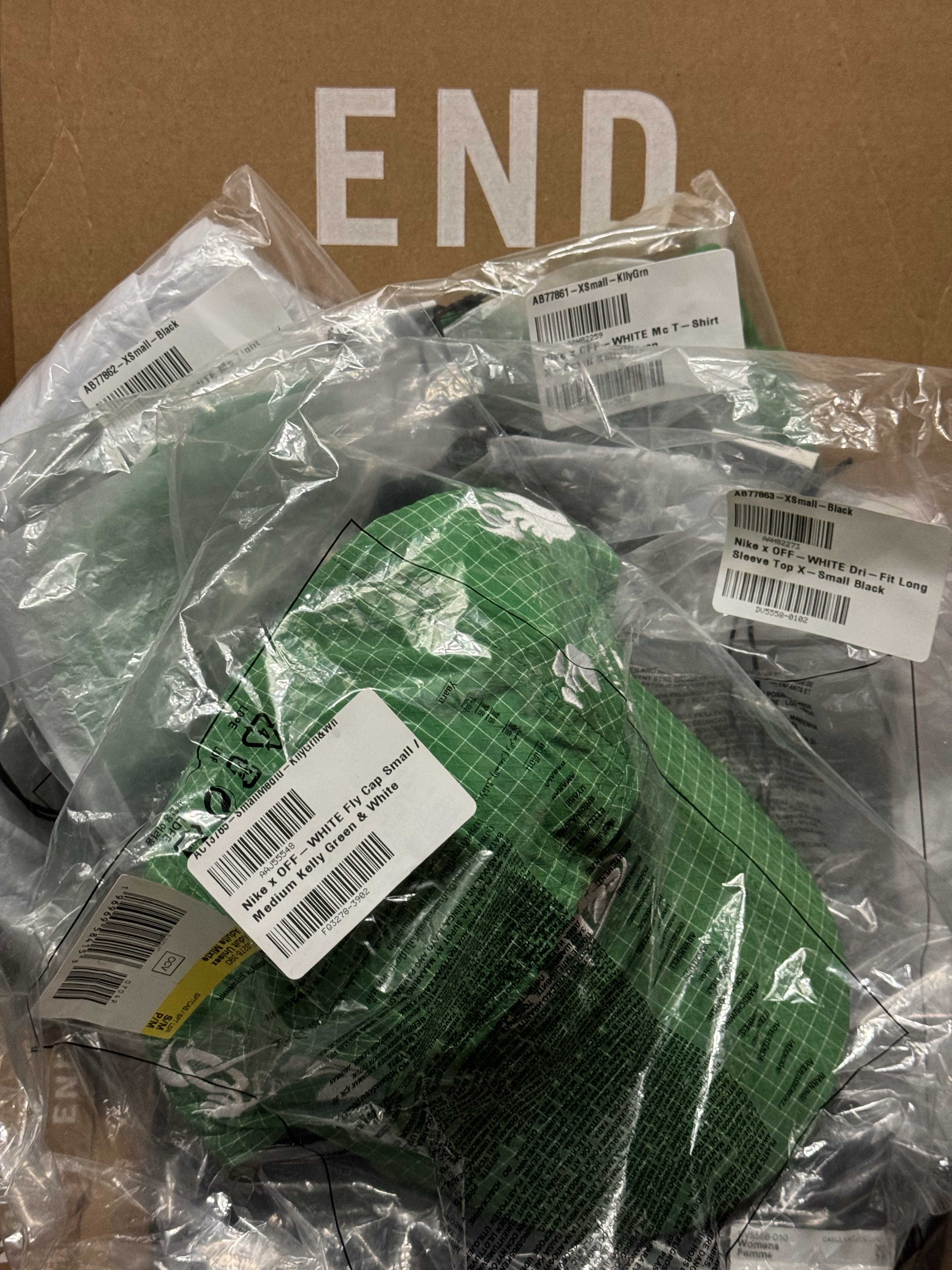 Nike x Off-White Fly Cap Kelly Green, Nike x Off-White Mock Neck Short Sleeve Top Kelly Green - Asia 착용 스타일 - 1
