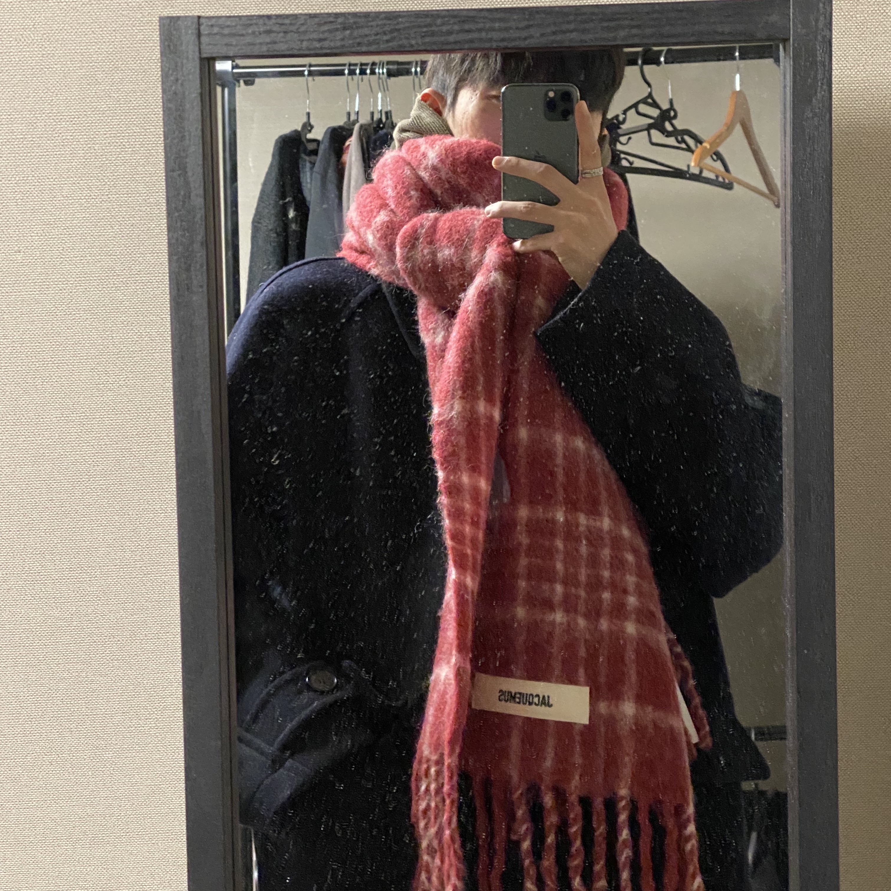 Jacquemus L’echarpe Carro Le Chouchou Jacquard Check Muffler Dark Red, COS Oversized Mohair Blend Muffler Blue Brown Checked 착용 스타일 - 1