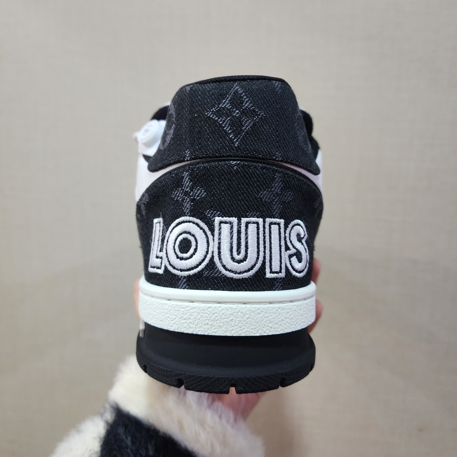 Louis Vuitton LV Trainer Sneakers Black 착용 스타일 - 3