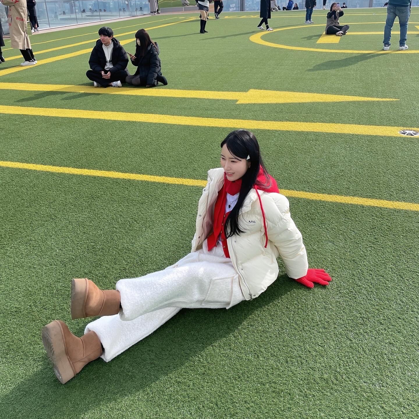 (W) 어그 클래식 미니 플랫폼 부츠 체스트넛, (W) 프라다 메탈 헤어 클립 화이트 착용 스타일 - 2