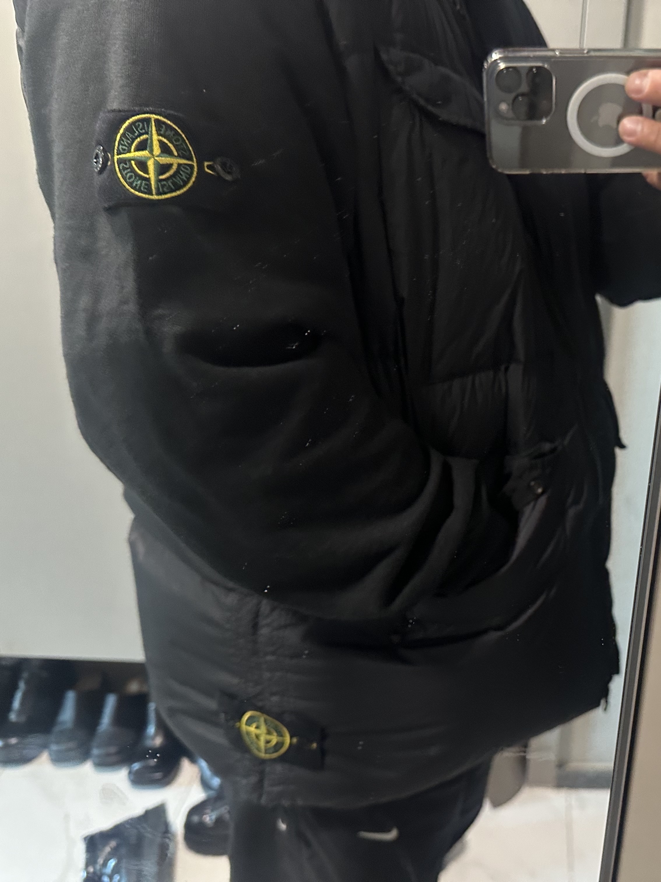 Stone Island 66360 Garment Dyed Malfile Fleece Crewneck Sweatshirt Black - 22SS, Stone Island G0123 Garment Dyed Crinkle Reps Nylon Down Vest Black - 22FW 착용 스타일 - 3