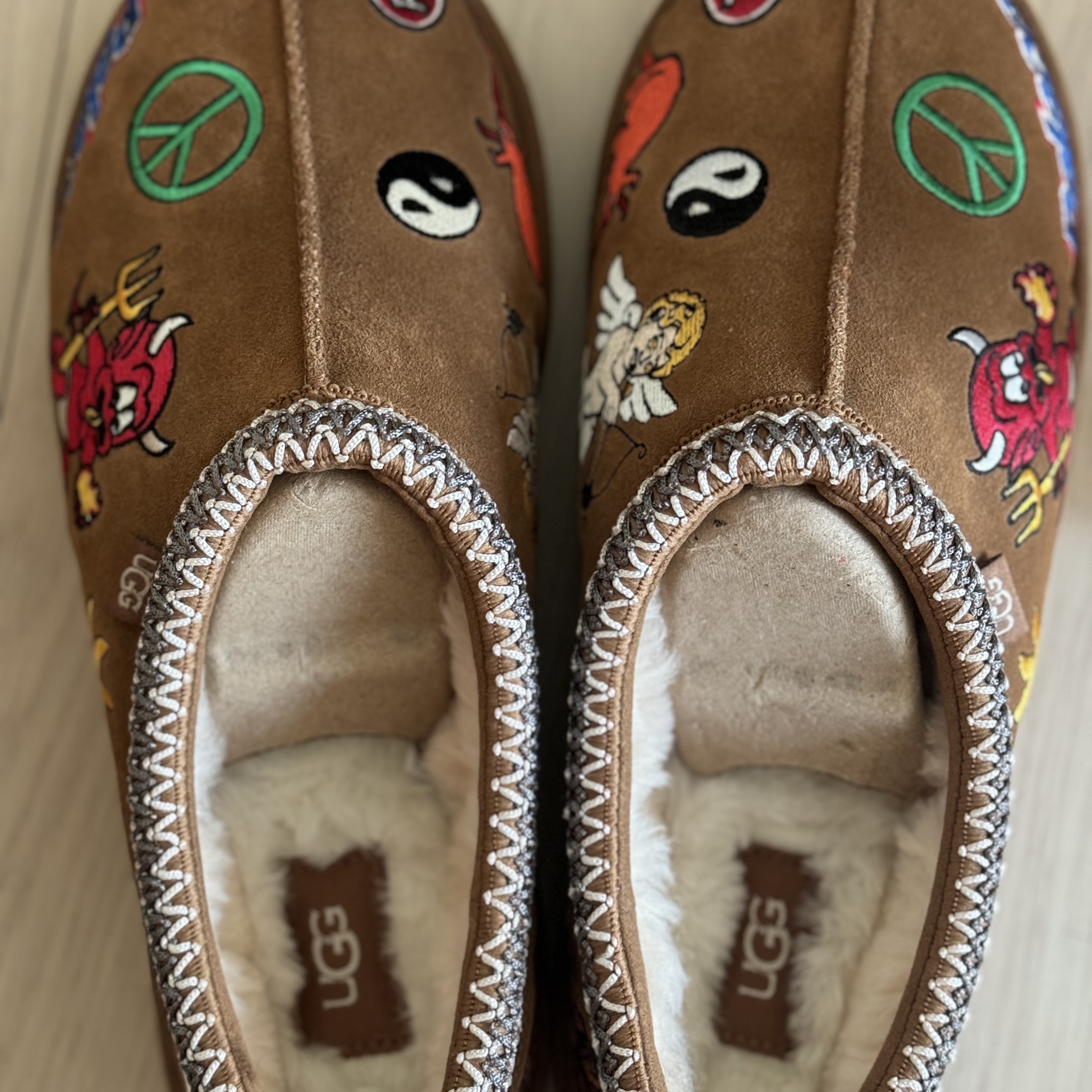 UGG x Palace Tasman Slipper Chestnut 착용 스타일 - 3