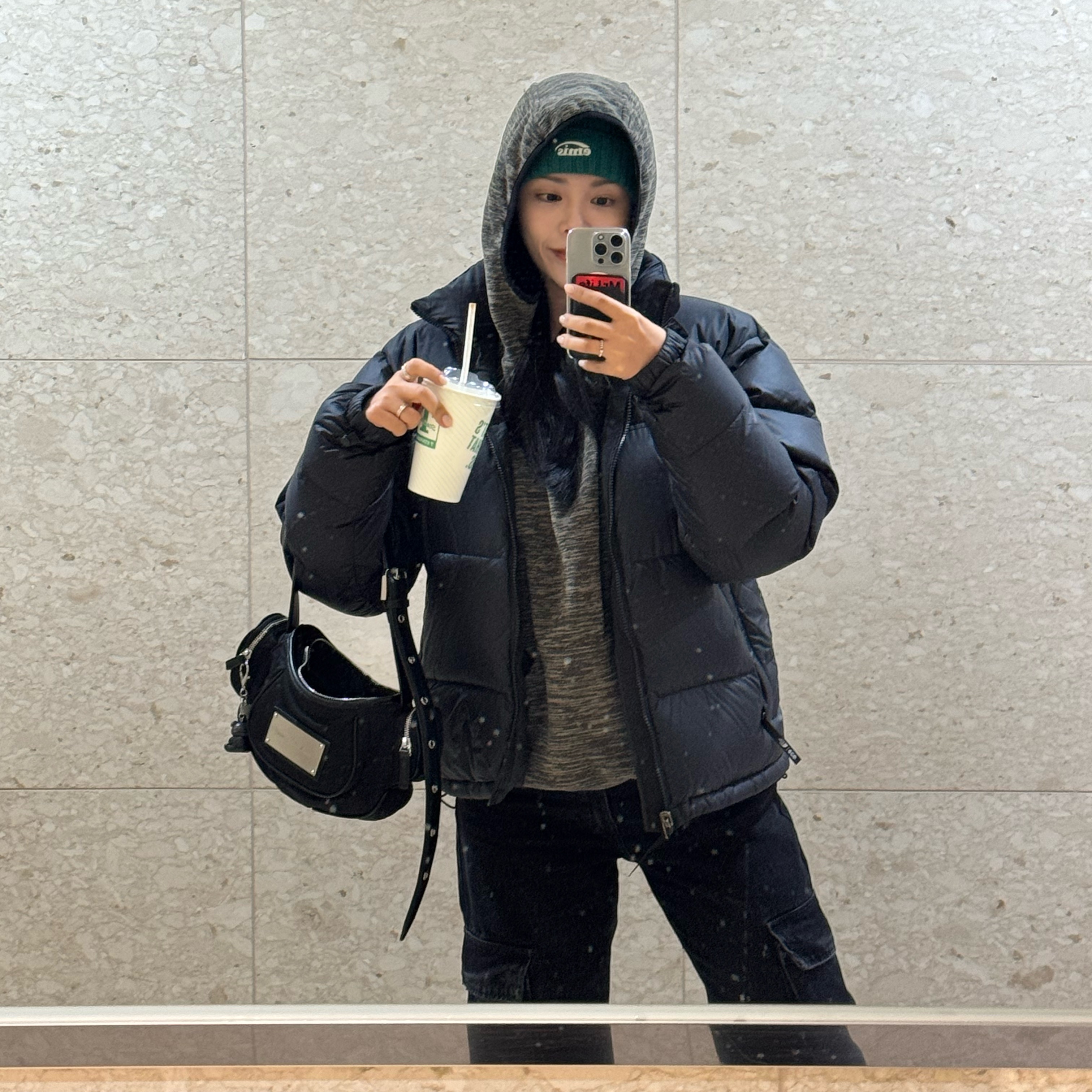 (W) UGG Classic Ultra Mini Platform Boots Black, (W) Mischief Color Blocked Fleece Anorak Khaki 착용 스타일 - 2