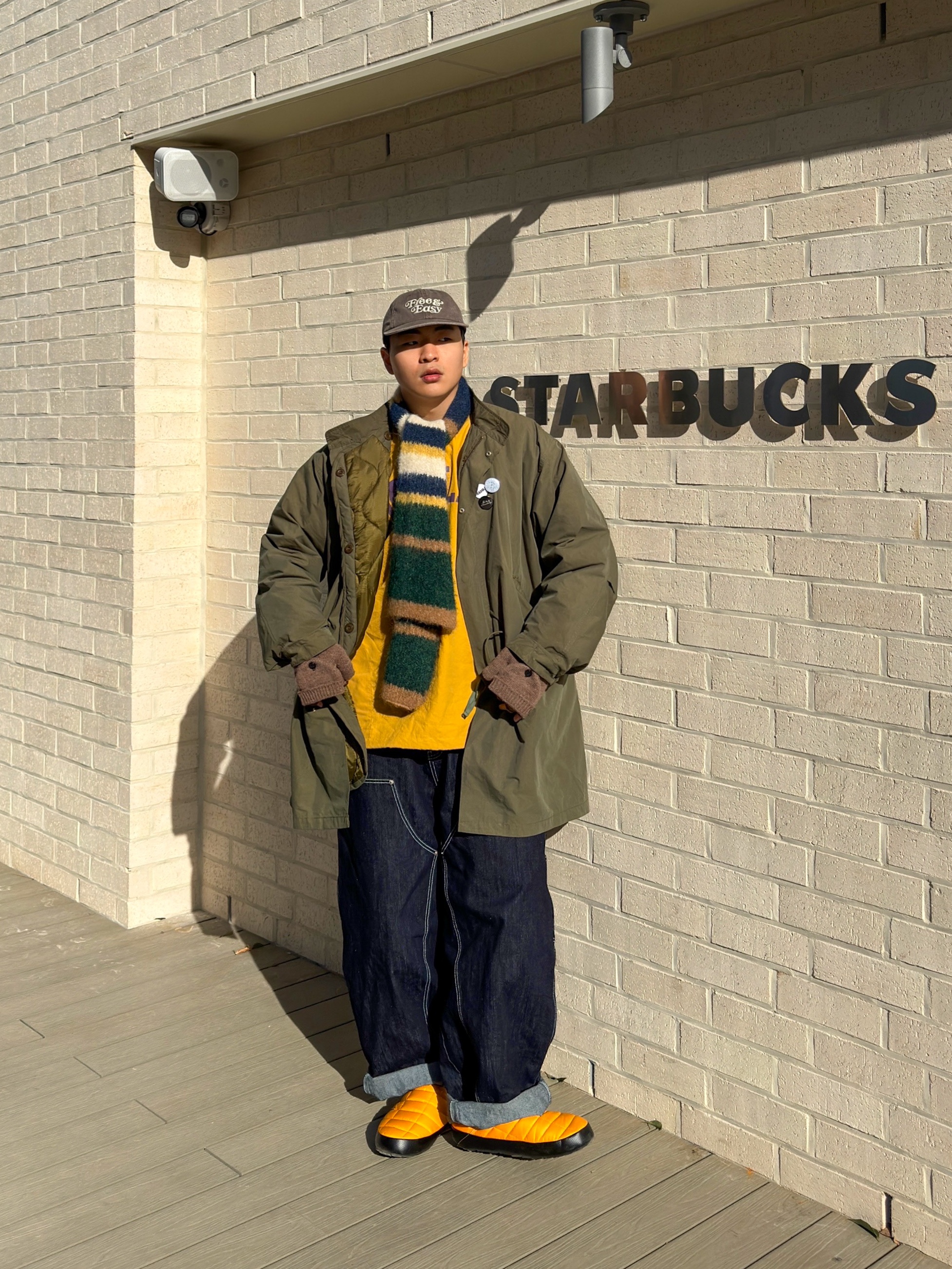 The North Face Thermoball Traction Mule V Summit Gold 착용 스타일
