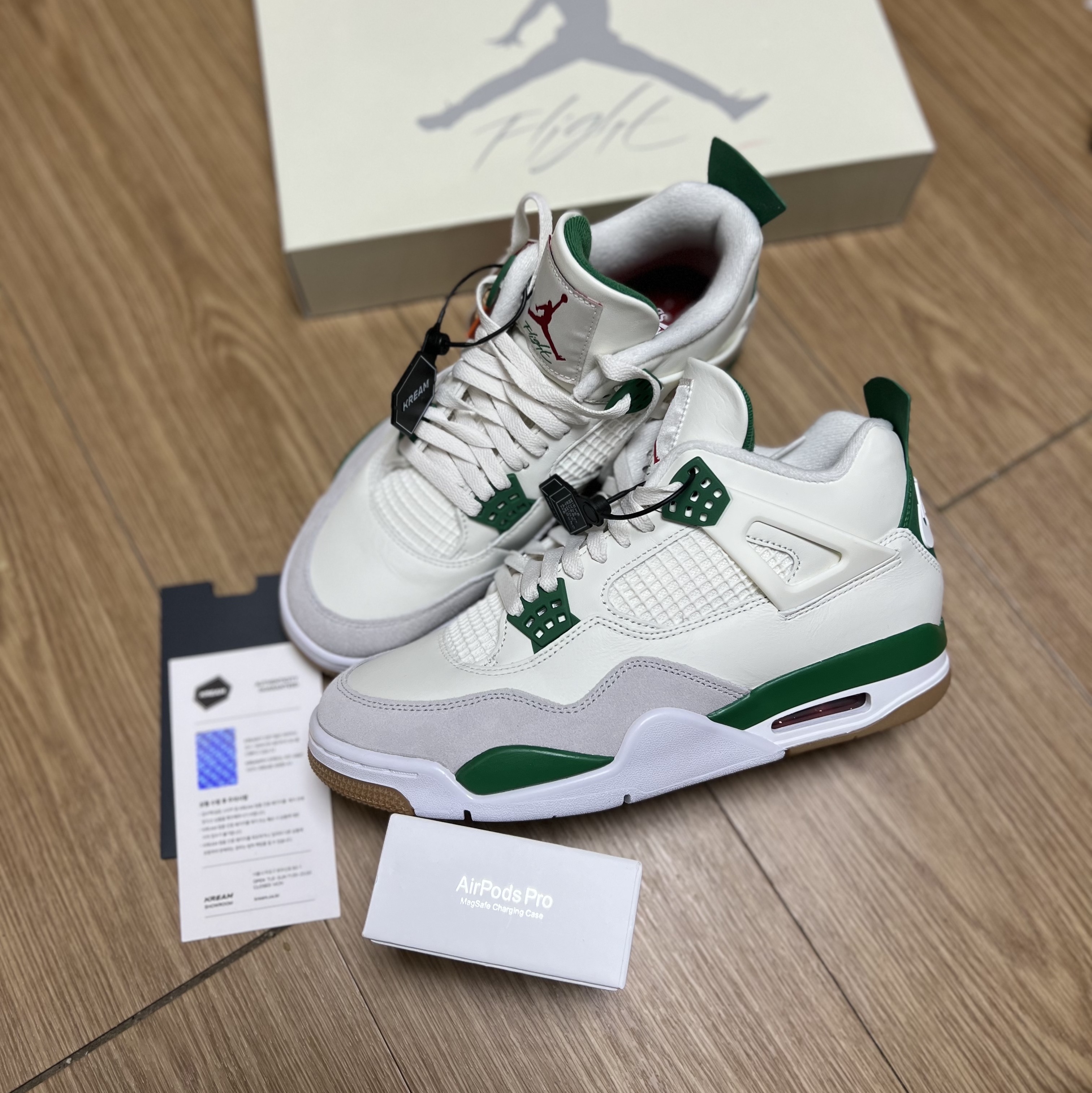Jordan 4 x Nike SB Retro SP Pine Green, Essentials The Core Collection T-Shirt Light Oatmeal 착용 스타일 - 3