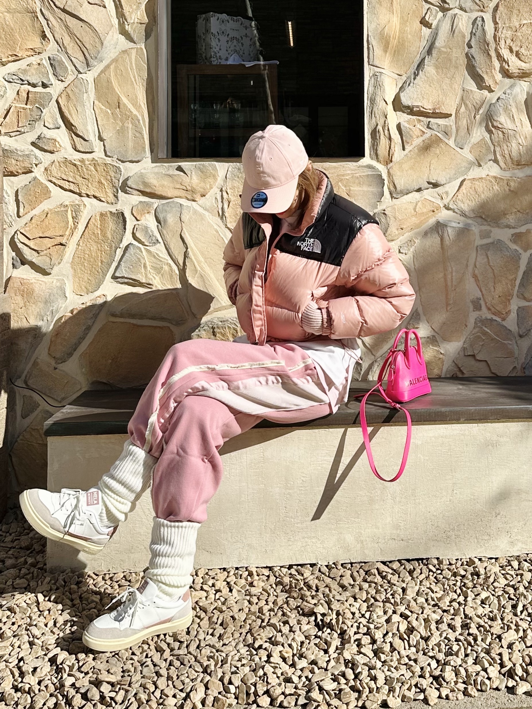 (W) The North Face Nuptse Short Jacket Rose Tan 착용 스타일 - 1