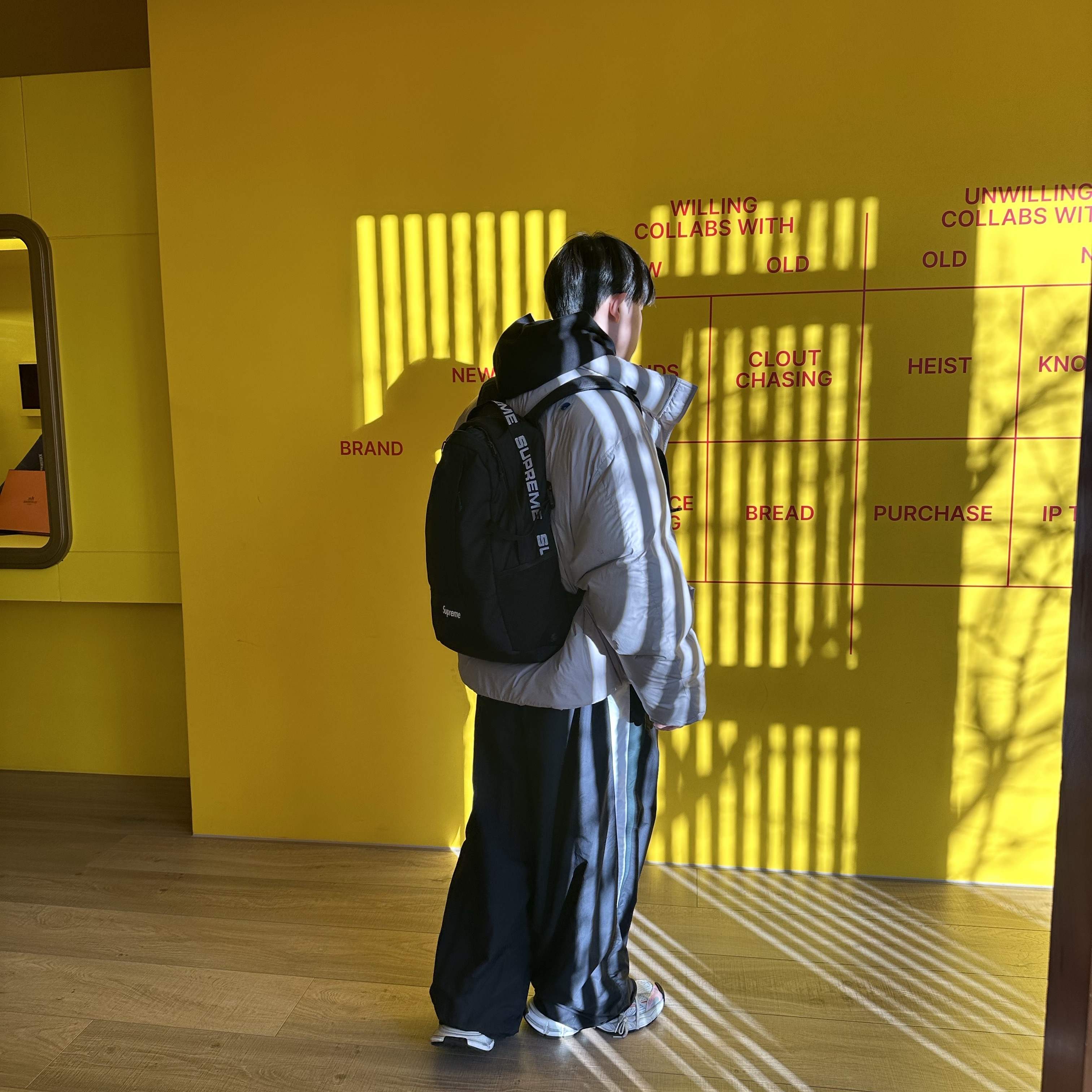 발렌시아가 3B 스포츠 아이콘 로고 트랙 팬츠 블랙 착용 스타일