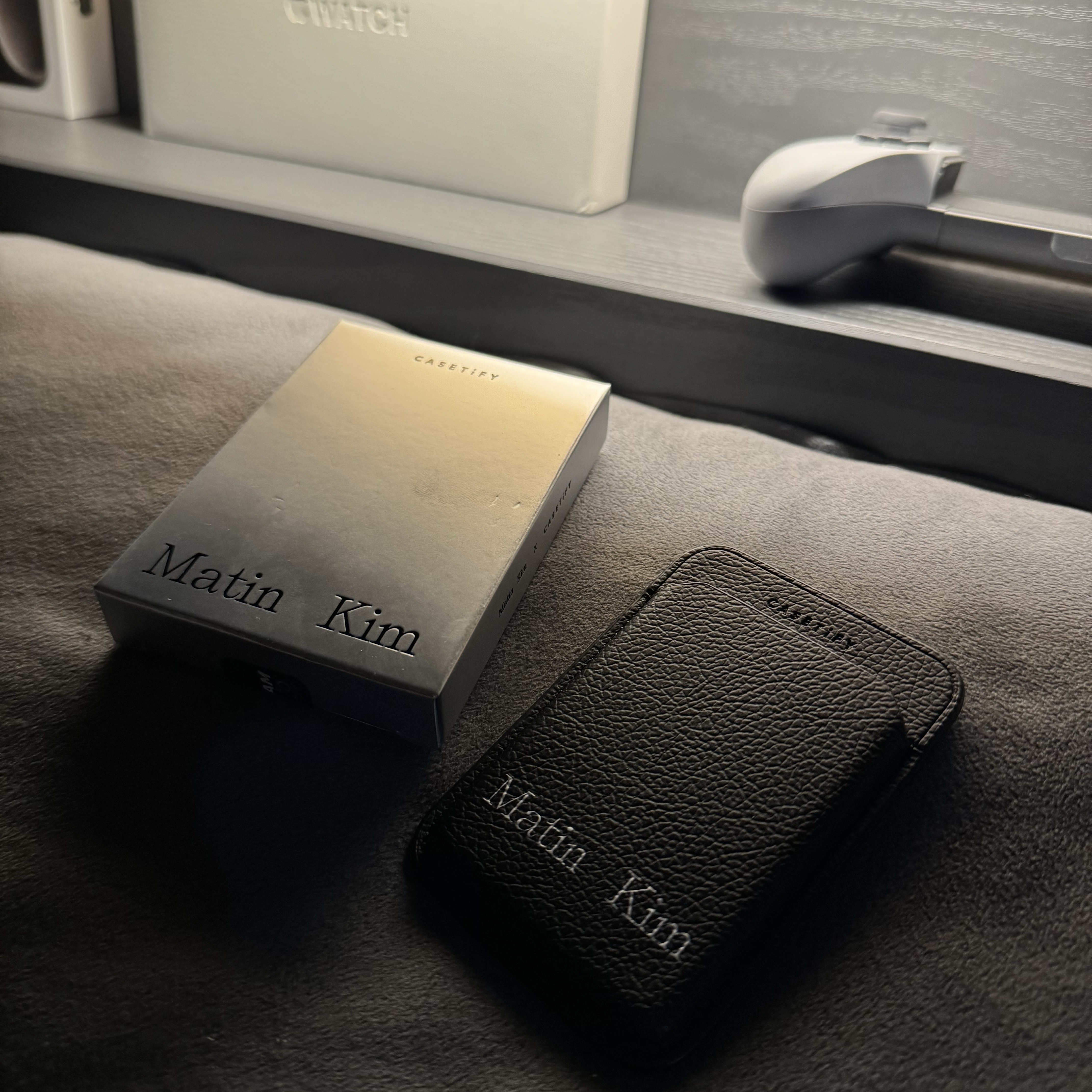 Casetify x Matin Kim Basic Logo MagSafe Wallet Black 착용 스타일