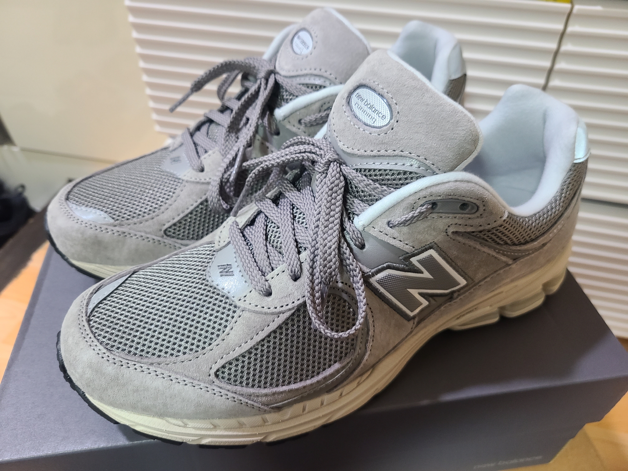 New Balance 2002R Grey 착용 스타일