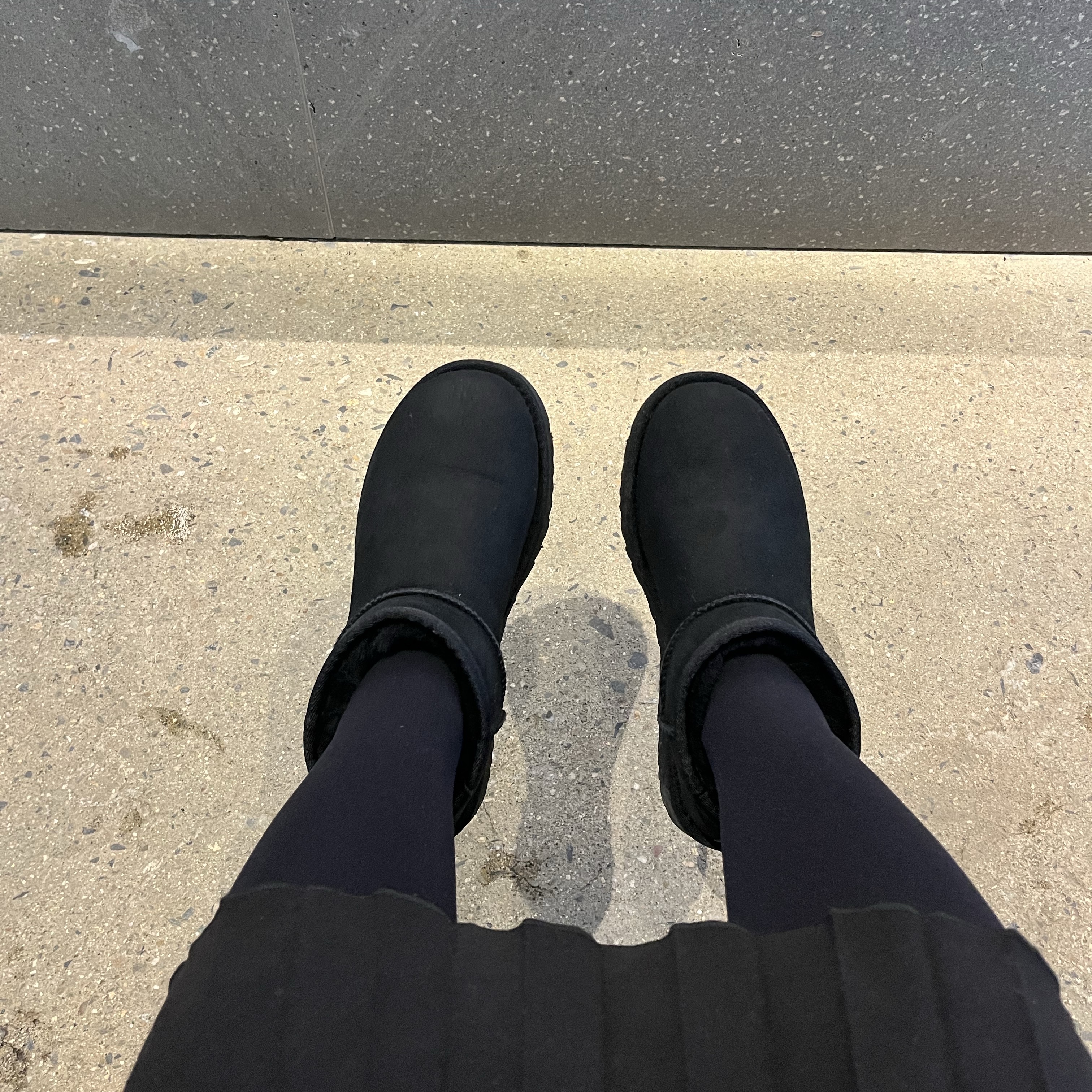 (W) UGG Classic Ultra Mini Boots Black 착용 스타일 - 2