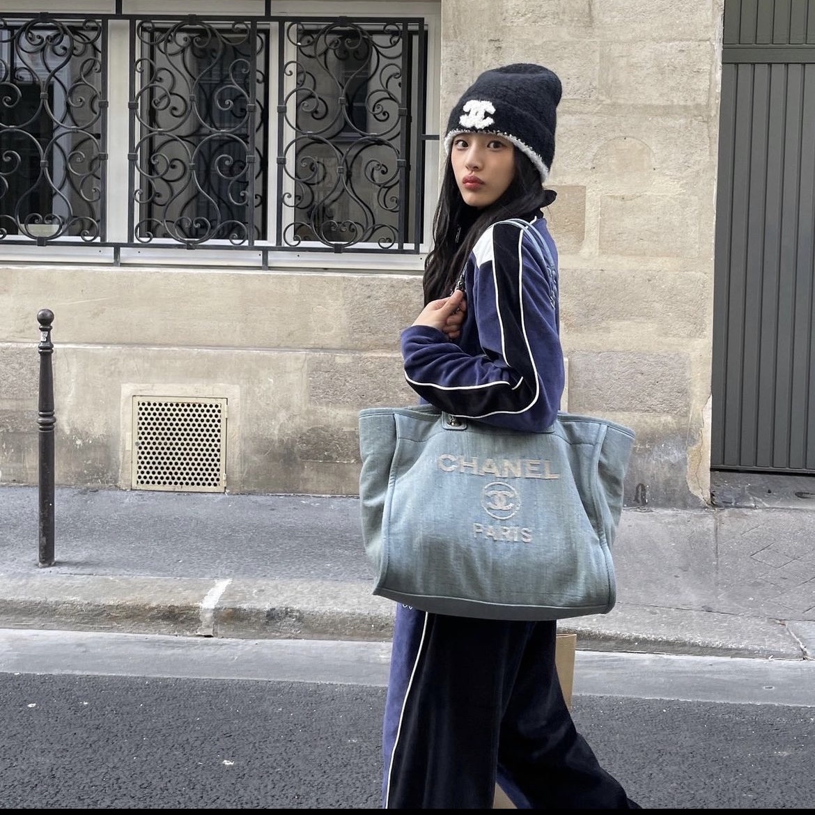 Chanel Small Shopping Bag Washed Denim & Silver Light Blue, (W) Chanel Beanie Cashmere & Black White 착용 스타일 - 2