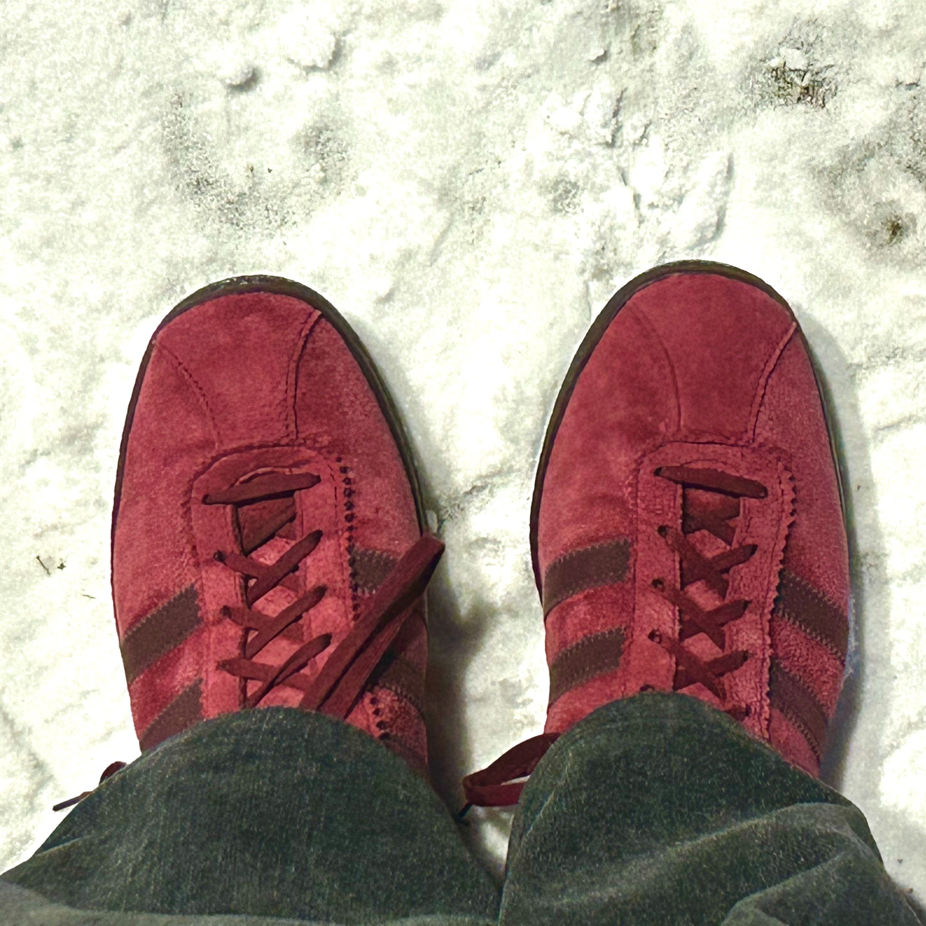 Adidas Tobacco Gruen Collegiate Burgundy 착용 스타일
