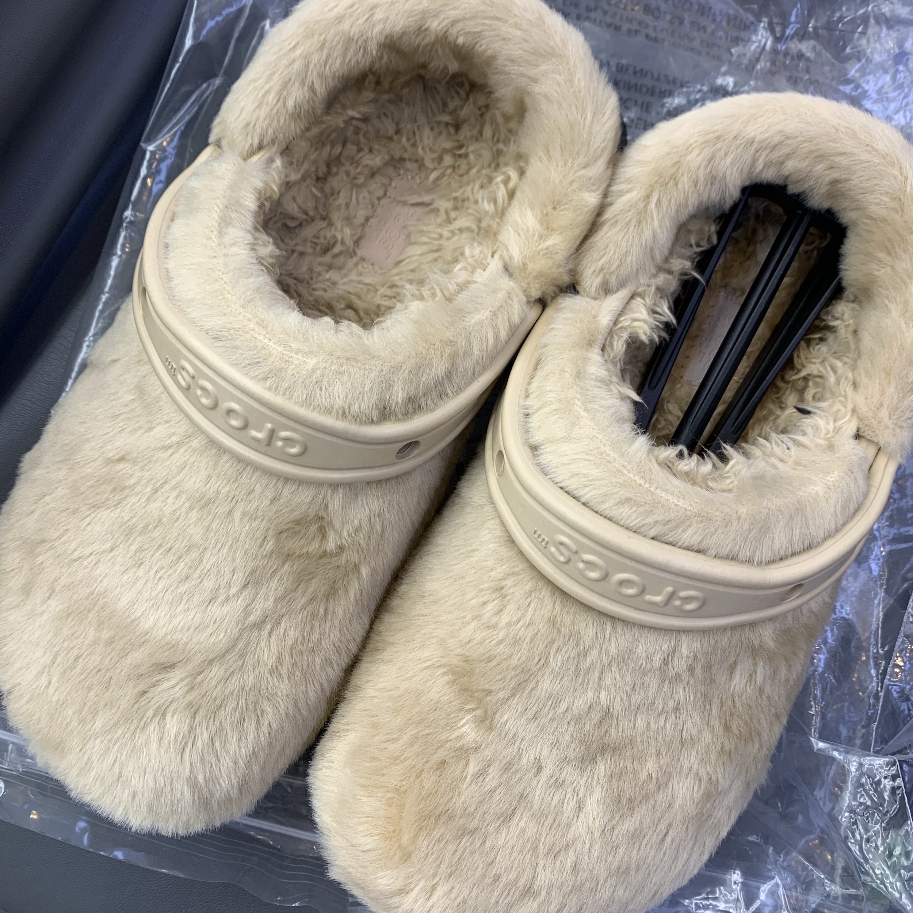 Crocs Classic Fur Sure Clog Chai 착용 스타일 - 1