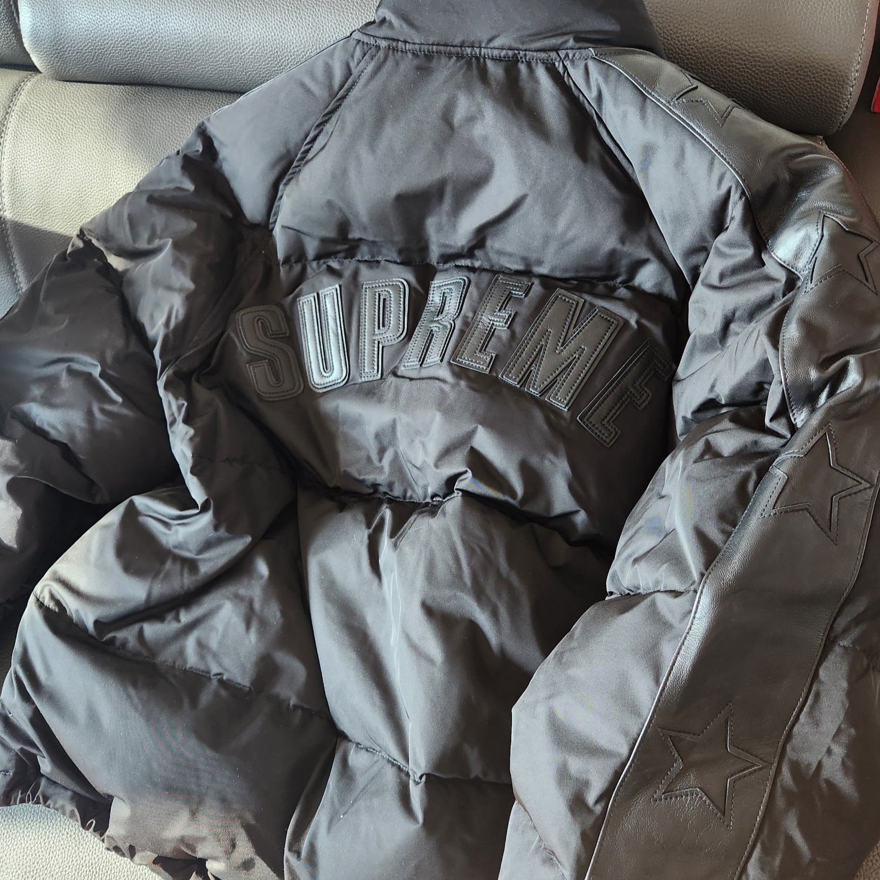 Supreme Star Sleeve Down Puffer Jacket Black - 23FW 착용 스타일