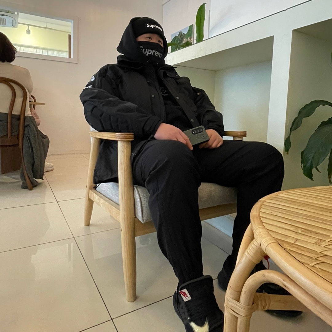 Supreme New Era Box Logo Beanie Black - 23FW, Supreme Windstopper Neck Gaiter Black - 23FW 착용 스타일 - 1
