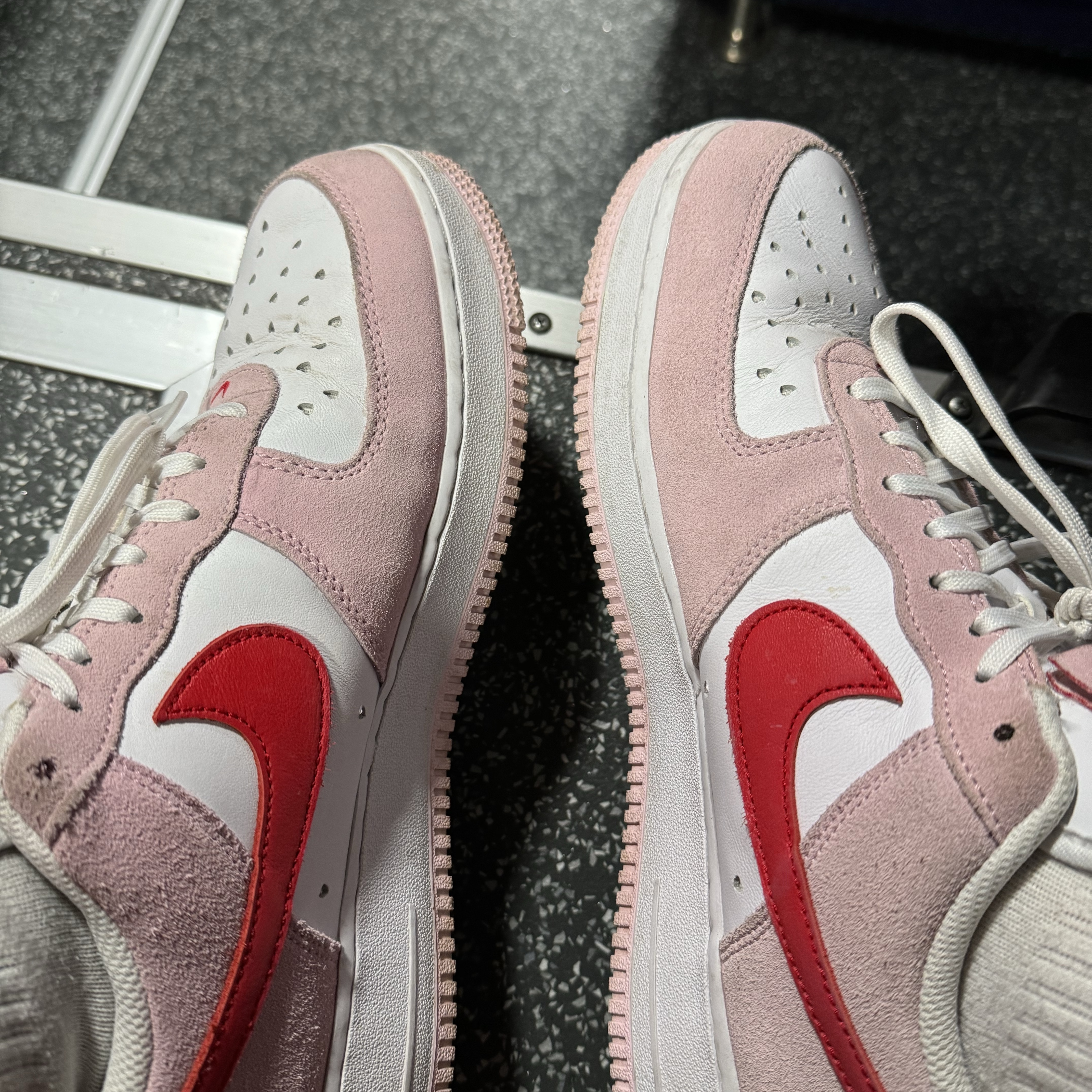 Nike Air Force 1 '07 QS Valentine's Day 착용 스타일 - 1