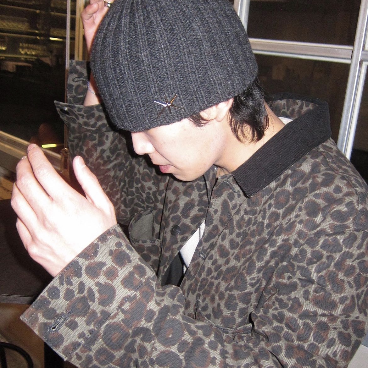 [KREAM 단독] Yunse Hatch Logo Beanie Dark Grey 착용 스타일 - 2
