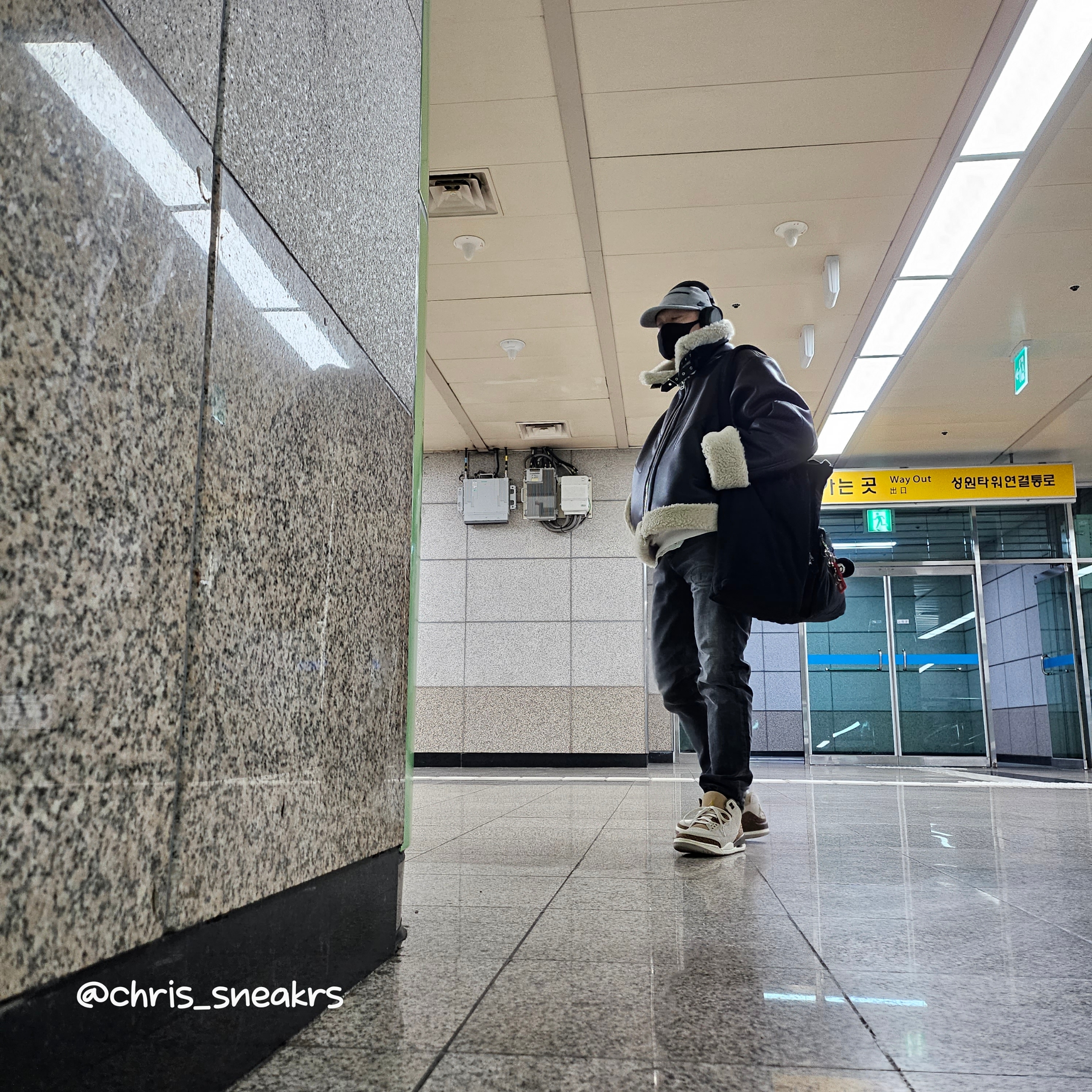 Undermycar x Starbucks Overmybag Black, Supreme Webbing Keychain Red - 23SS 착용 스타일 - 1