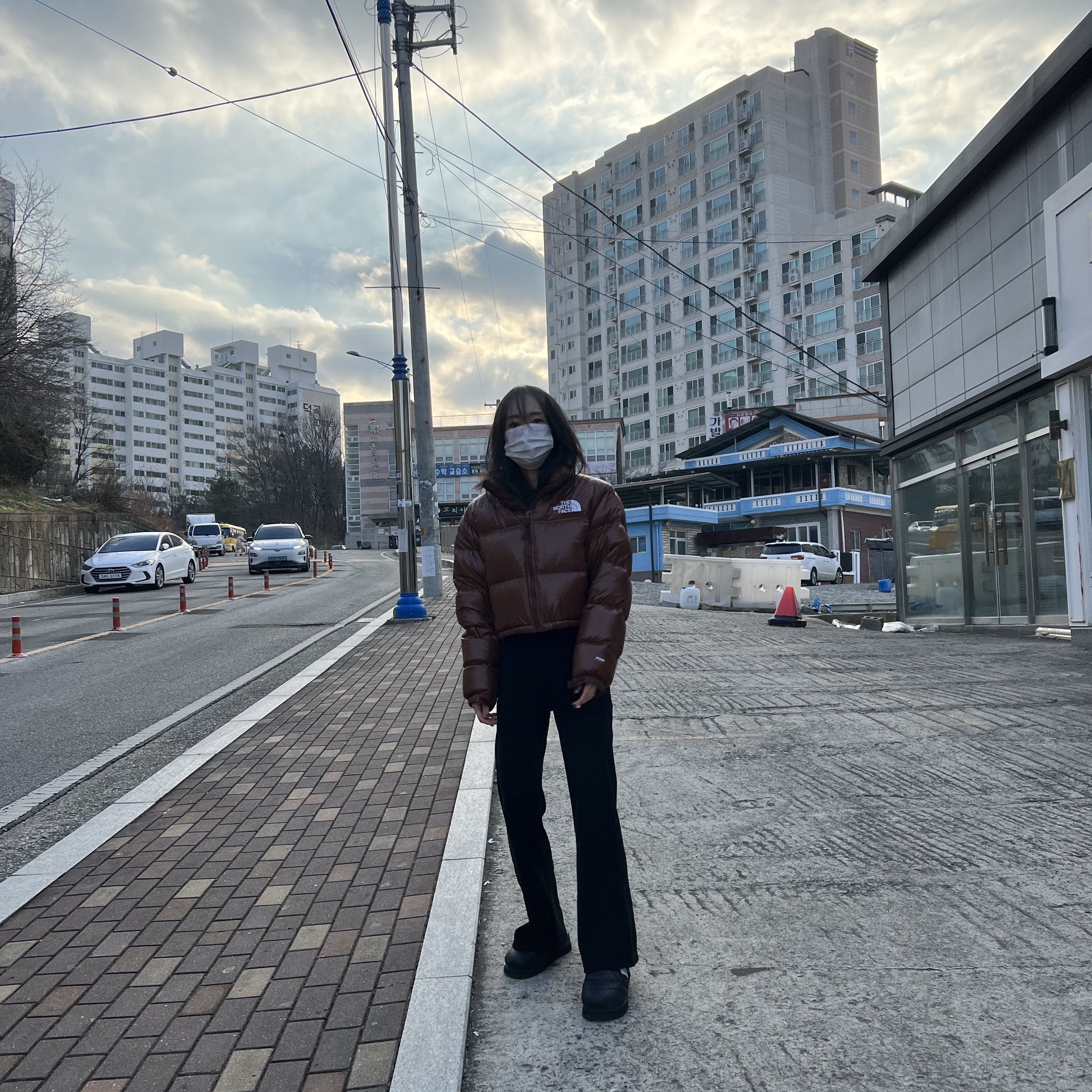 (W) The North Face Nuptse Short Jacket Dark Oak 착용 스타일 - 2