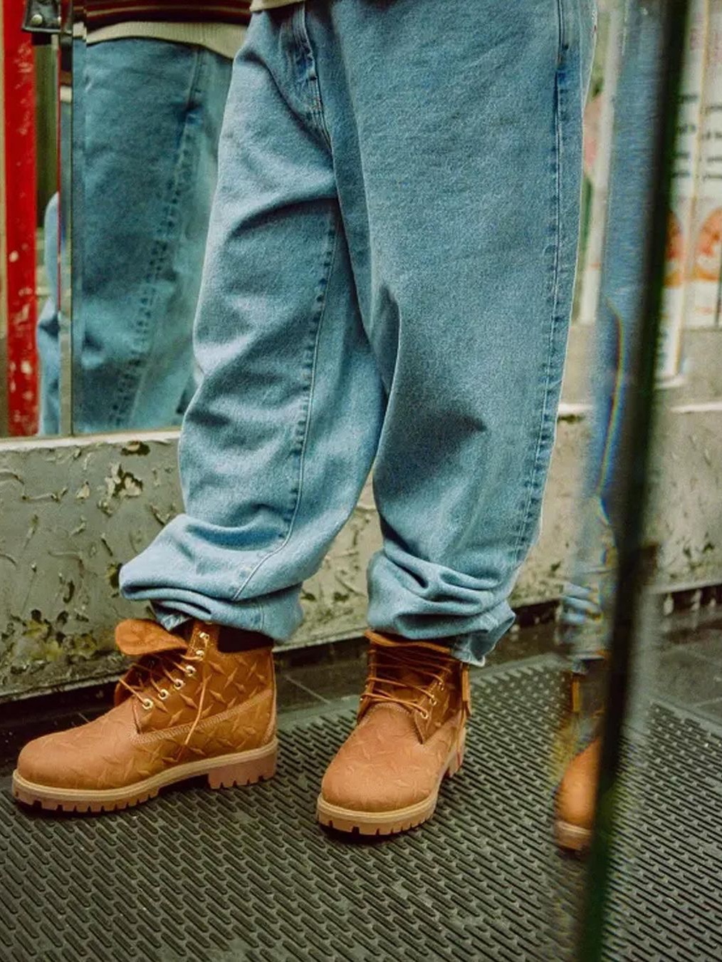 Timberland x Supreme Diamond Plate 6 Inch Premium Waterproof Boot Wheat - 23FW - Medium, Timberland x Supreme Diamond Plate 6 Inch Premium Waterproof Boot Black - 23FW - Medium 착용 스타일 - 2