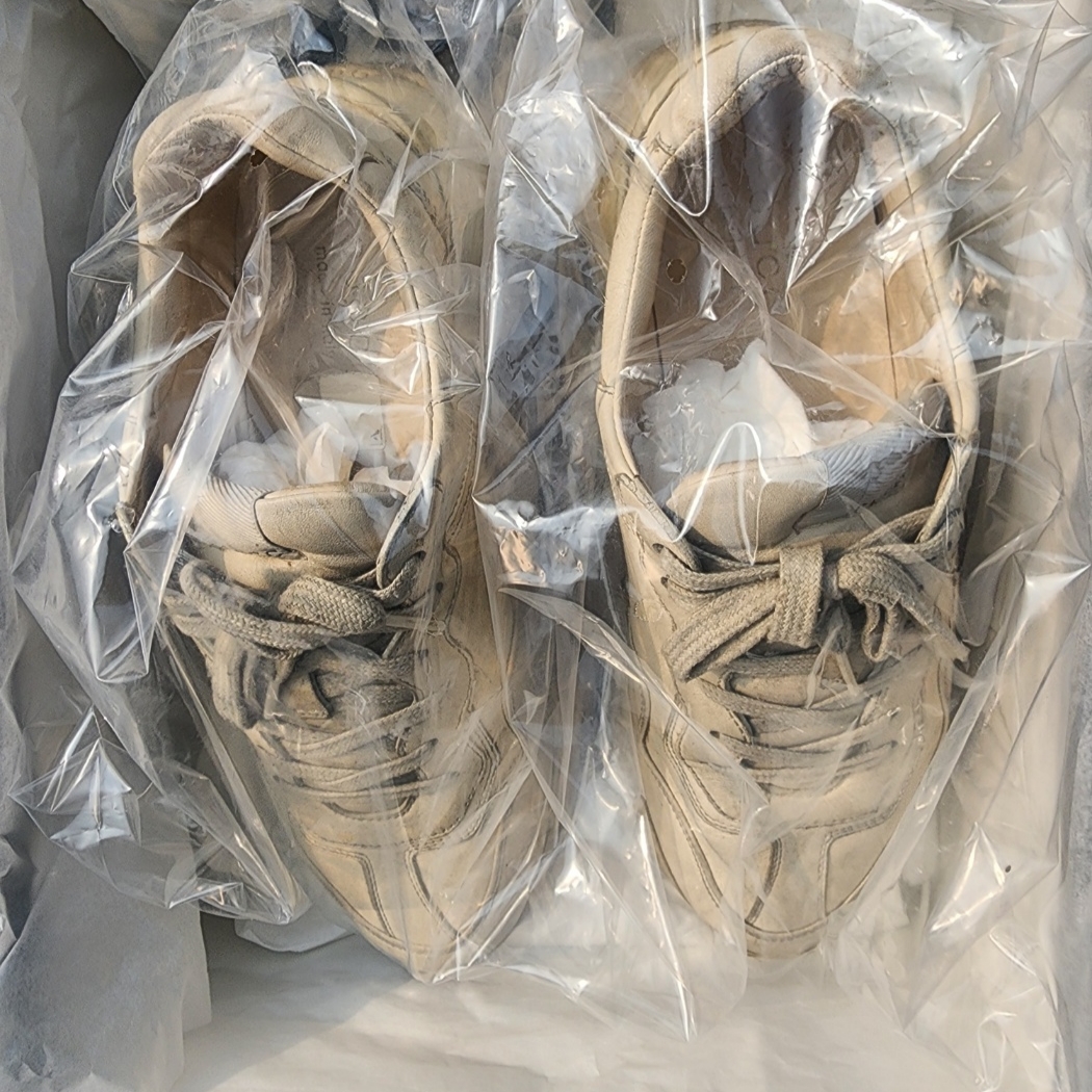 Gucci Rhyton Leather Sneakers Distressed Ivory 착용 스타일 - 1