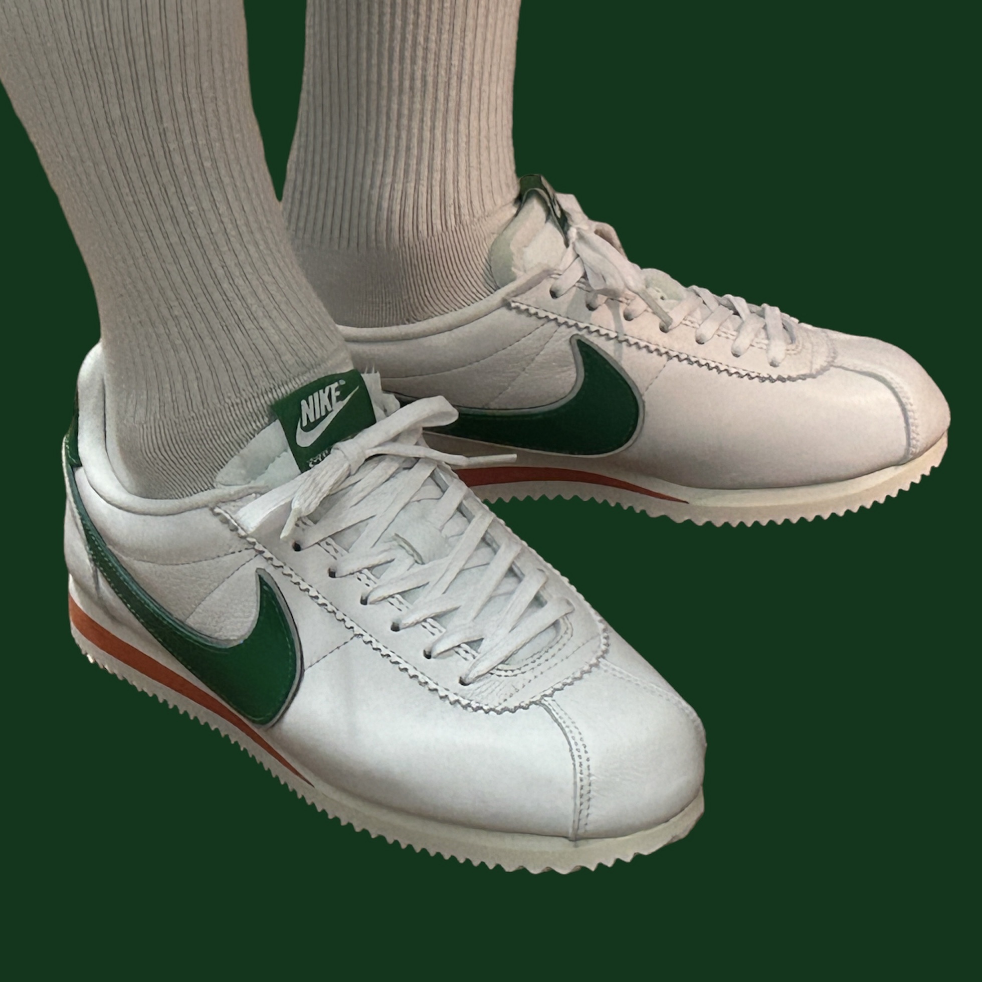 Nike x Stranger Things Classic Cortez Hawkins High School 착용 스타일
