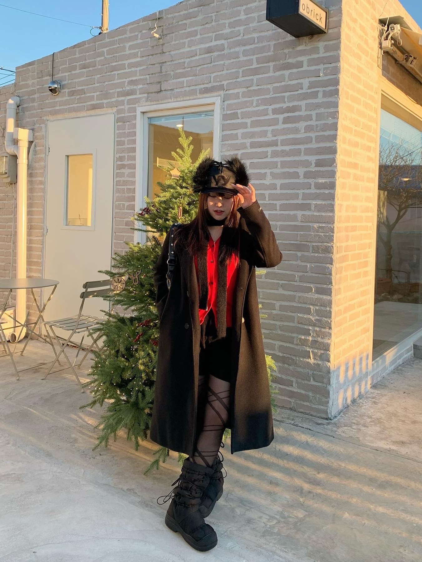 Open Yy Faux Fur Earflap Cap Black, Matin Kim New Cozy Knit Muffler Black 착용 스타일 - 9