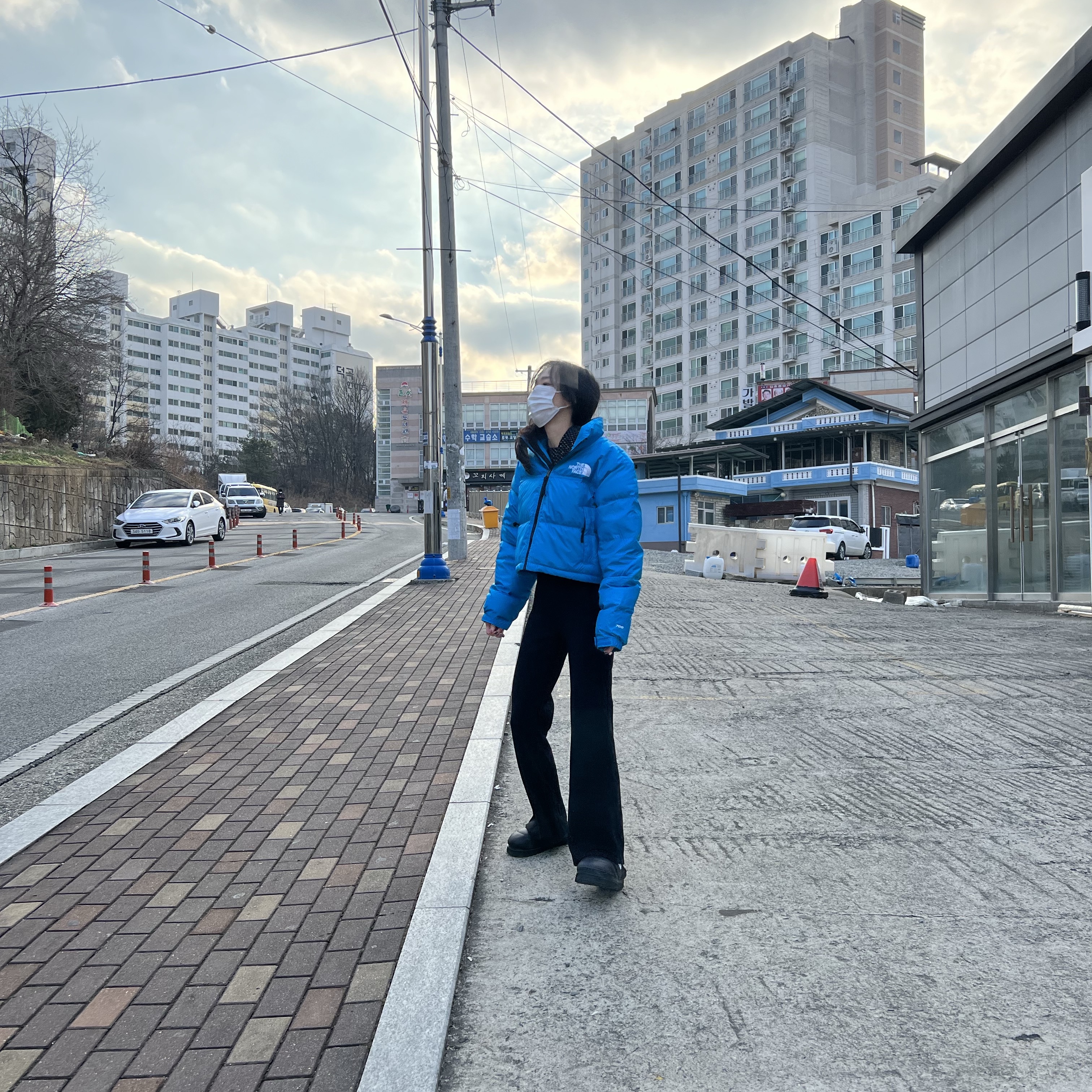 (W) The North Face Nuptse Short Jacket Acoustic Blue 착용 스타일