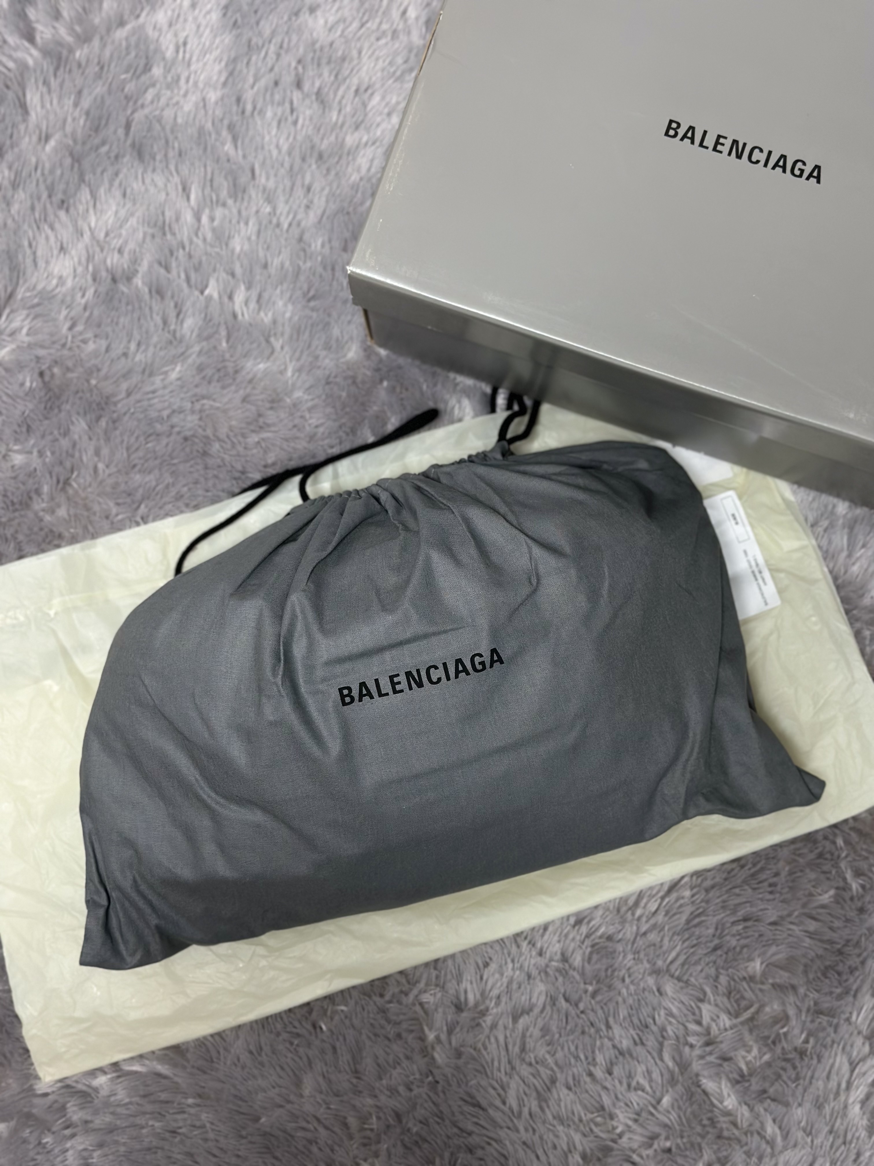 Balenciaga Arena Lambskin Army Large Beltbag Black 착용 스타일 - 4