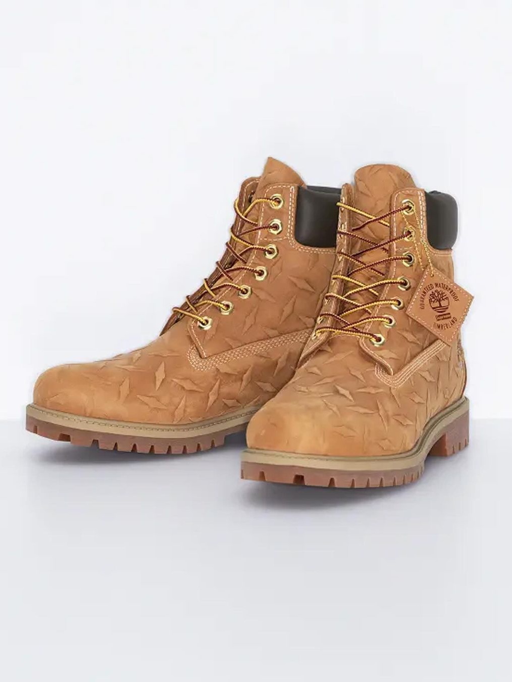 Timberland x Supreme Diamond Plate 6 Inch Premium Waterproof Boot Wheat - 23FW - Medium, Timberland x Supreme Diamond Plate 6 Inch Premium Waterproof Boot Black - 23FW - Medium 착용 스타일 - 3