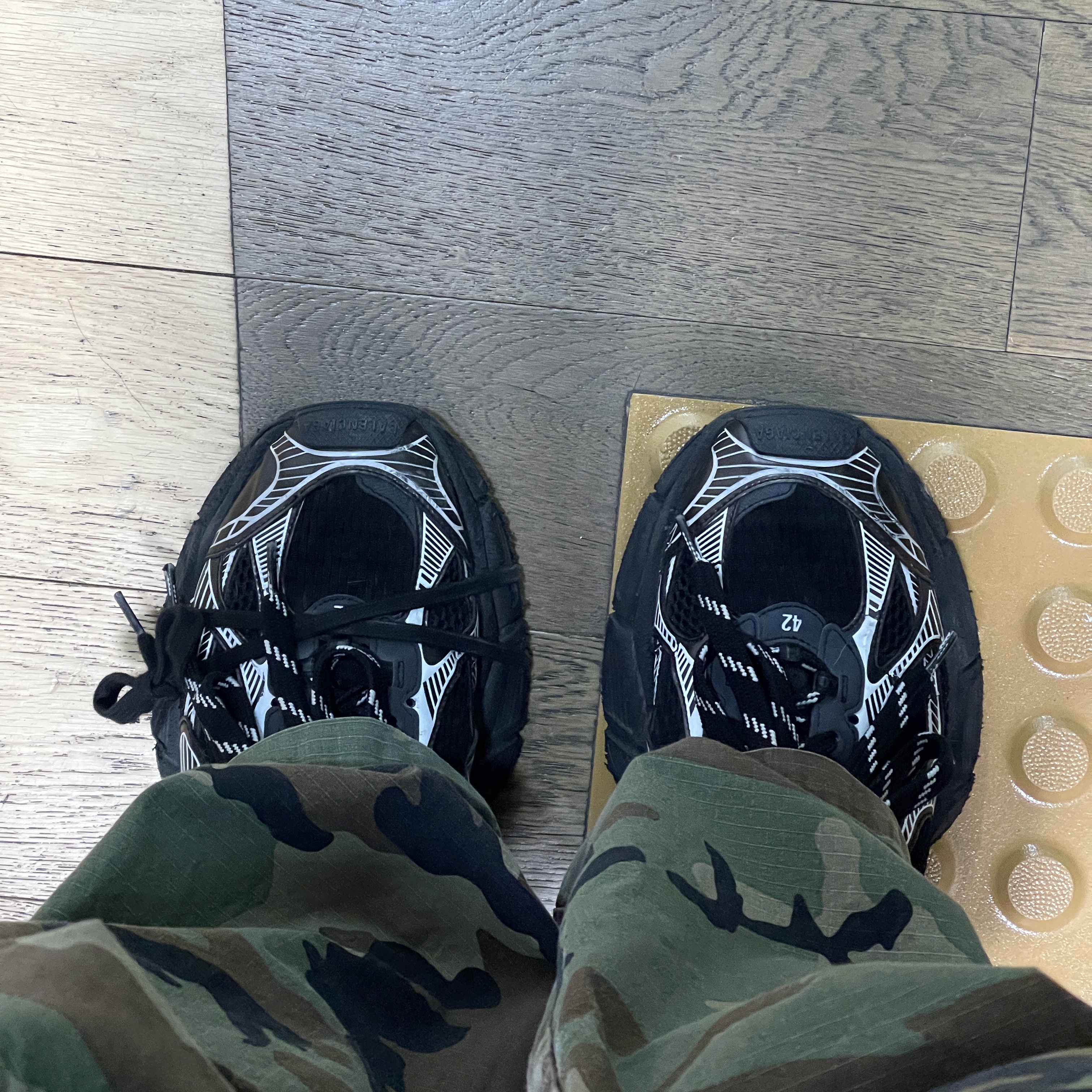 Balenciaga 3XL Sneakers Black White 착용 스타일