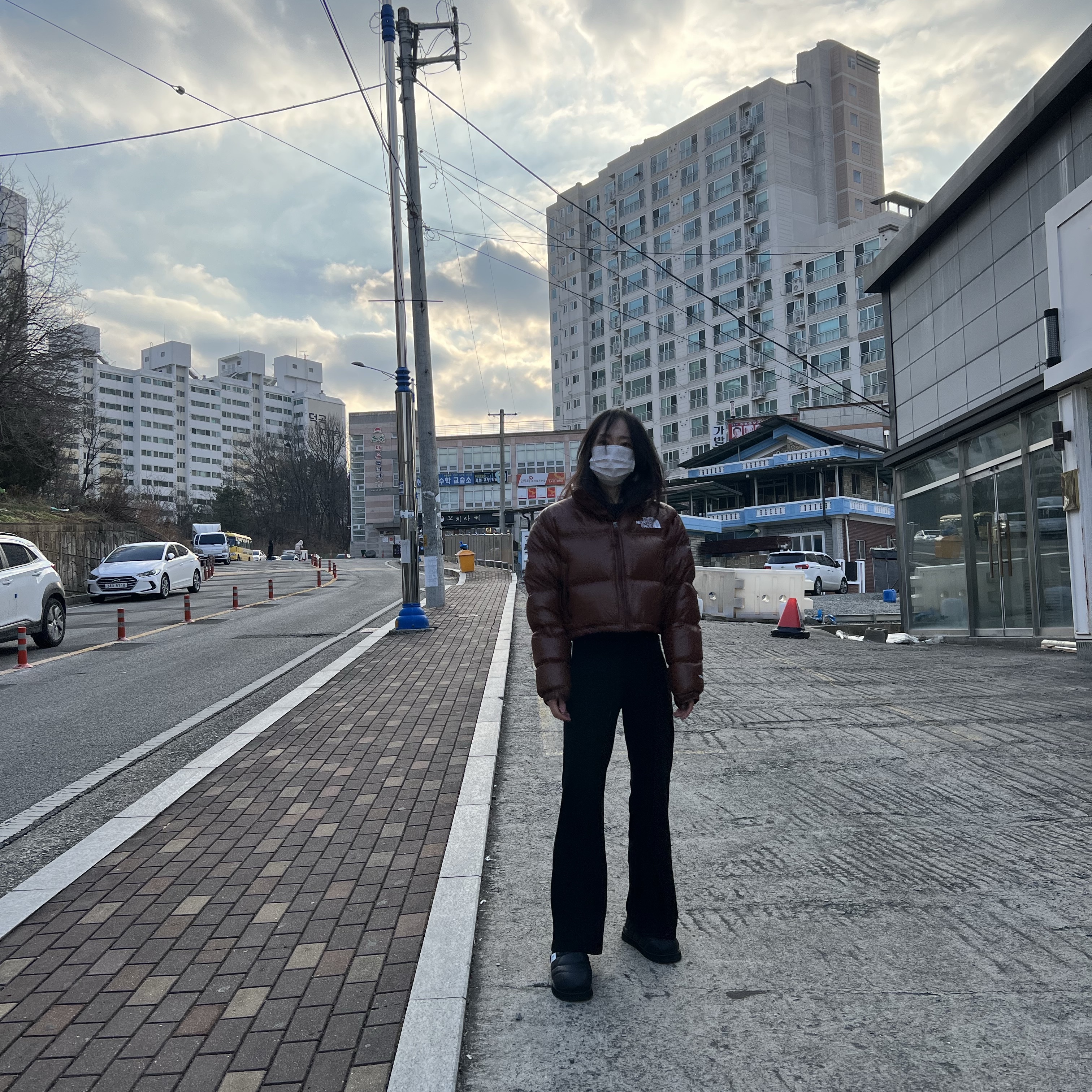 (W) The North Face Nuptse Short Jacket Dark Oak 착용 스타일 - 3
