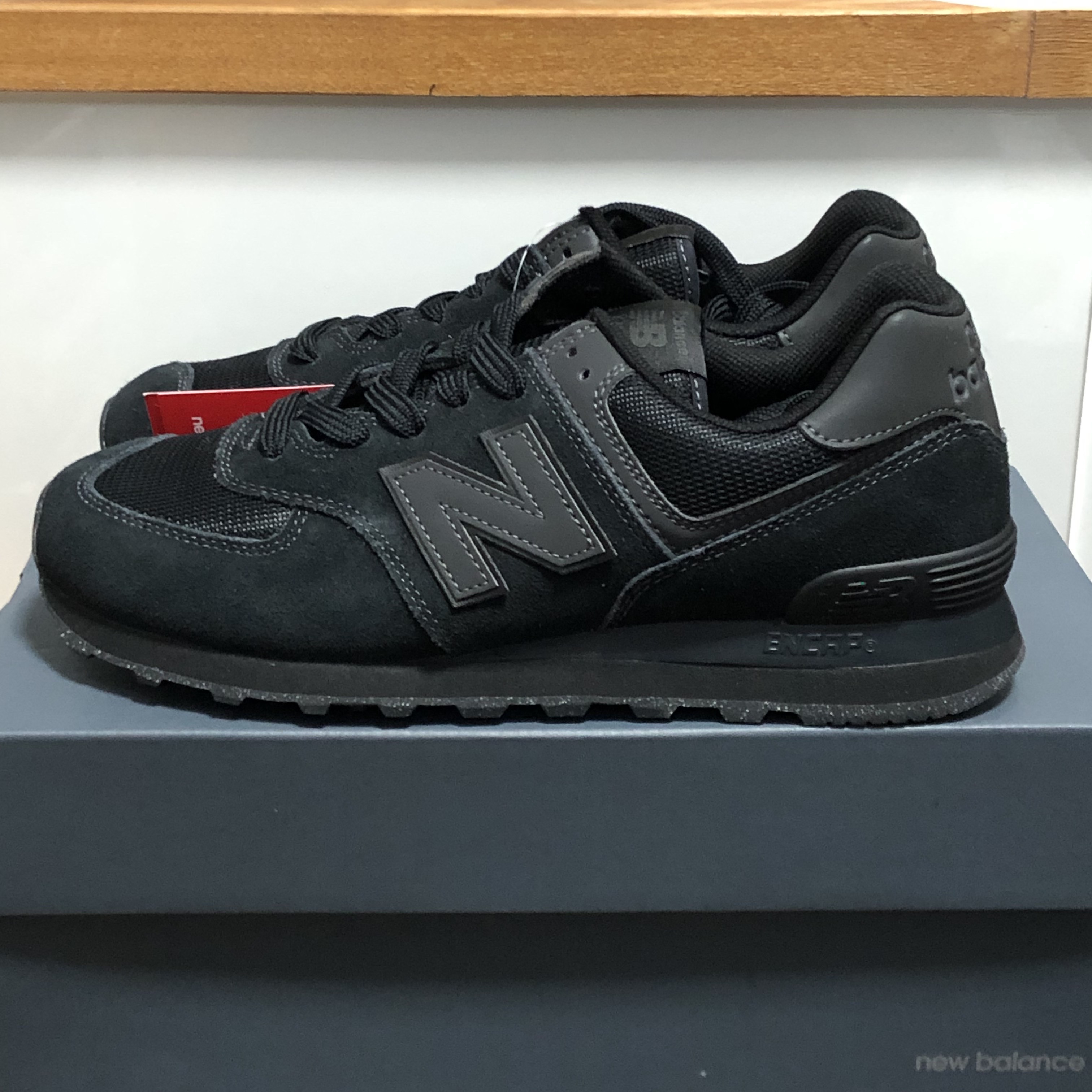 New Balance 574 Triple Black - D Standard 착용 스타일
