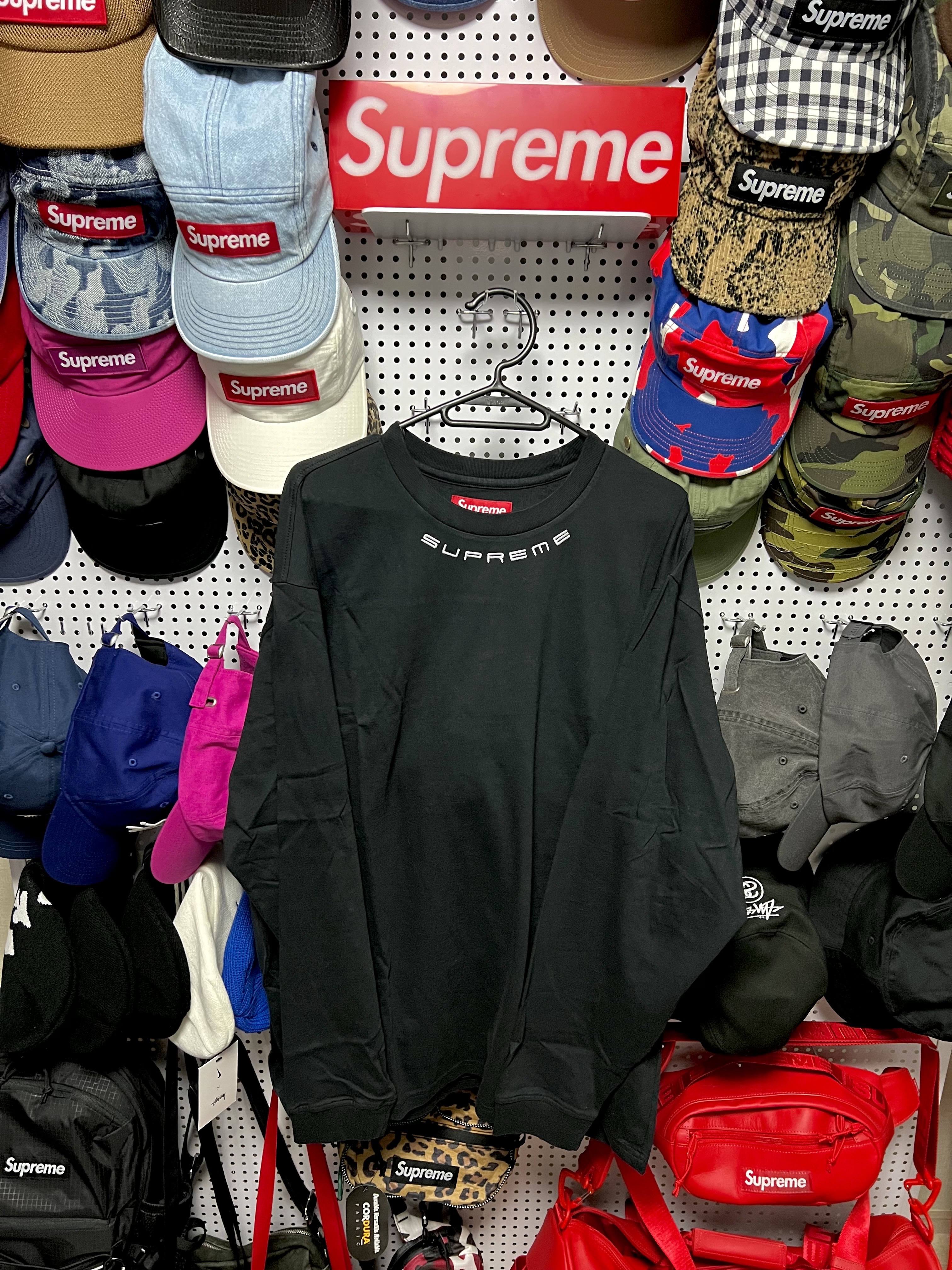 Supreme Collar Logo L/S Top Black - 23FW 착용 스타일 - 1