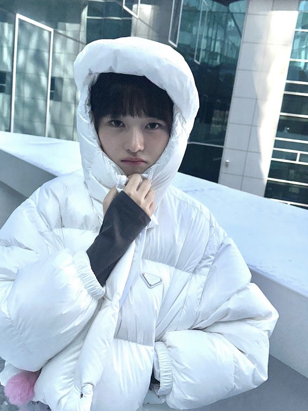 (W) Prada Re-Nylon Convertible Cropped Down Jacket White 착용 스타일 - 3