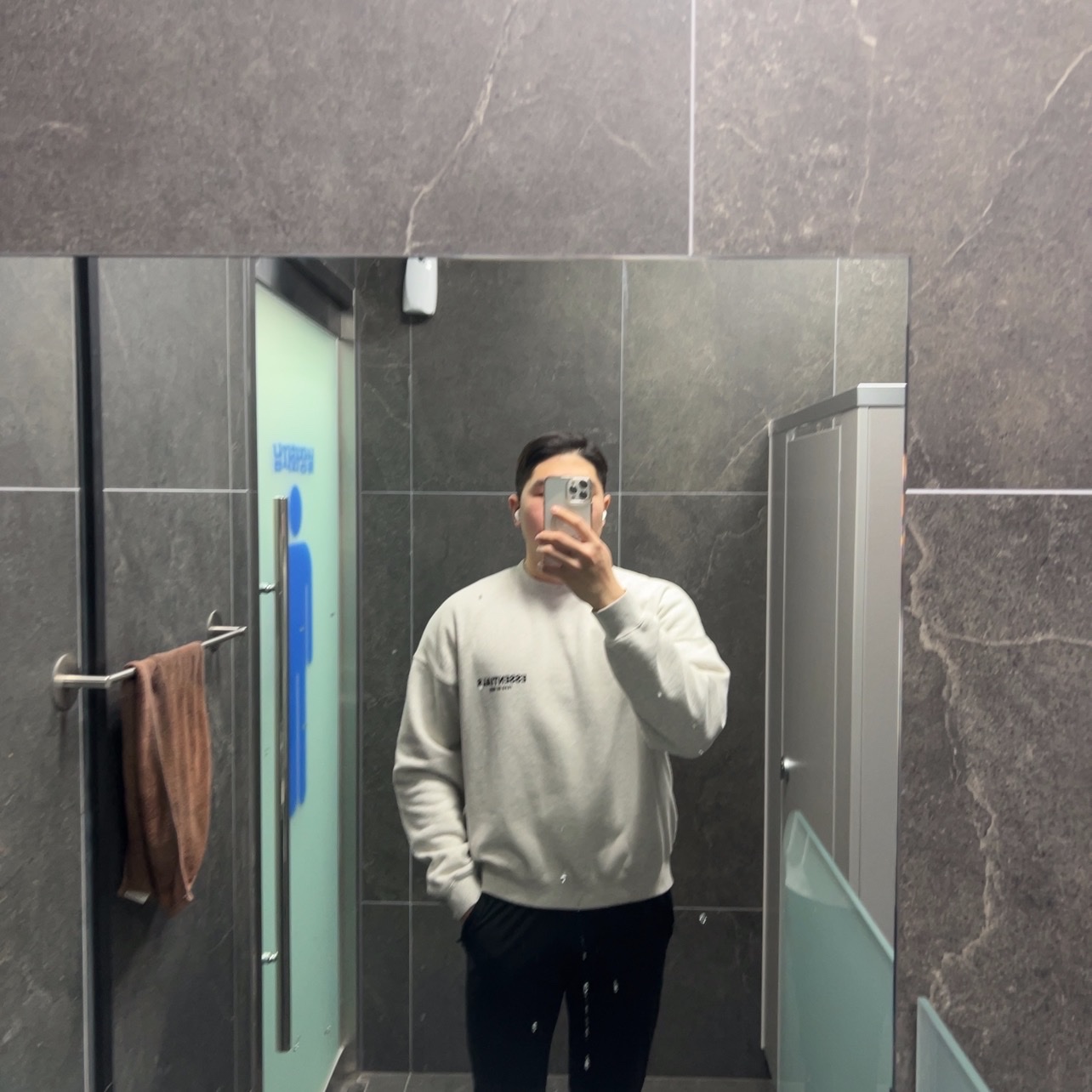 Essentials The Core Collection Crewneck Sweatshirt Light Oatmeal 착용 스타일