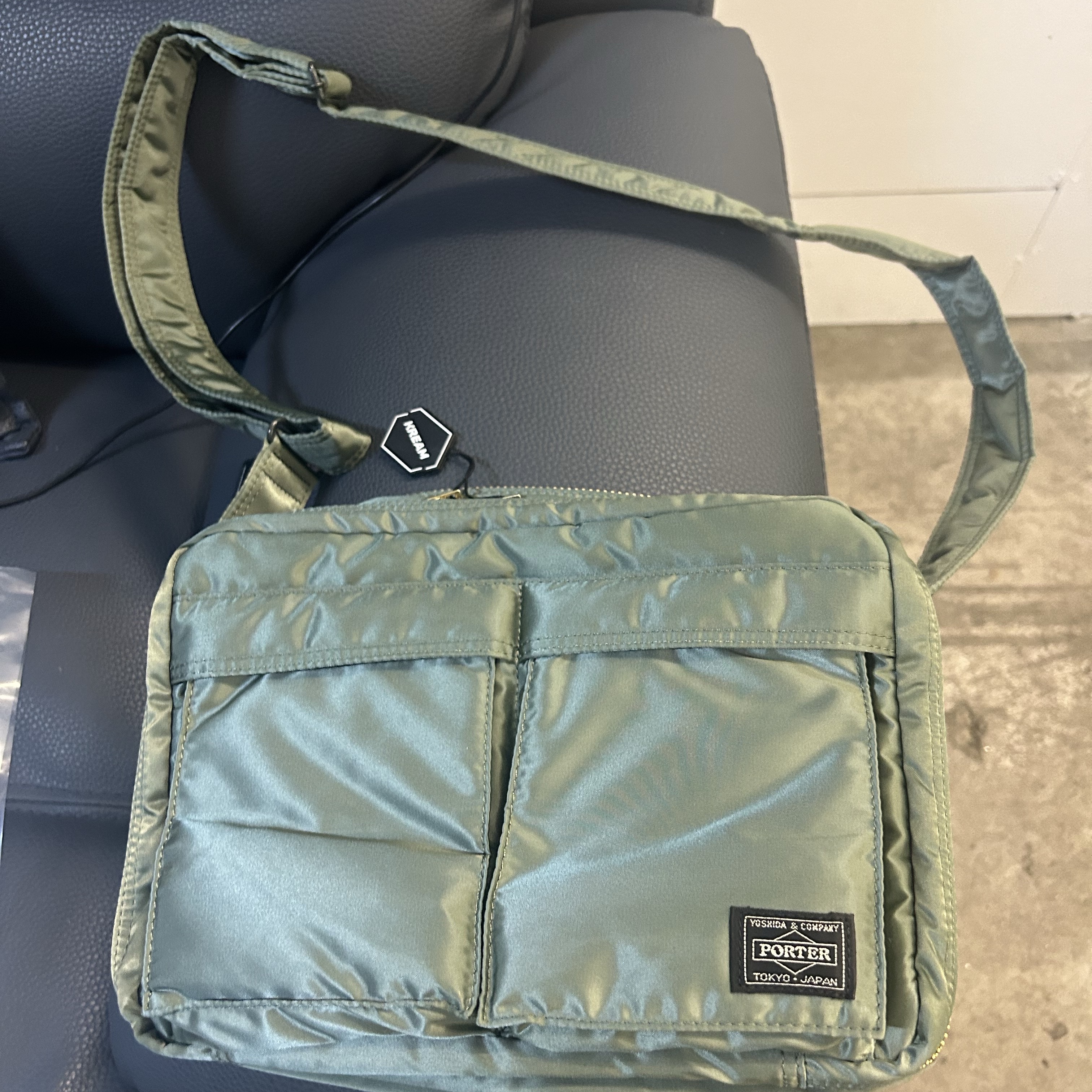 Porter Tanker Shoulder Bag L Sage Green 착용 스타일