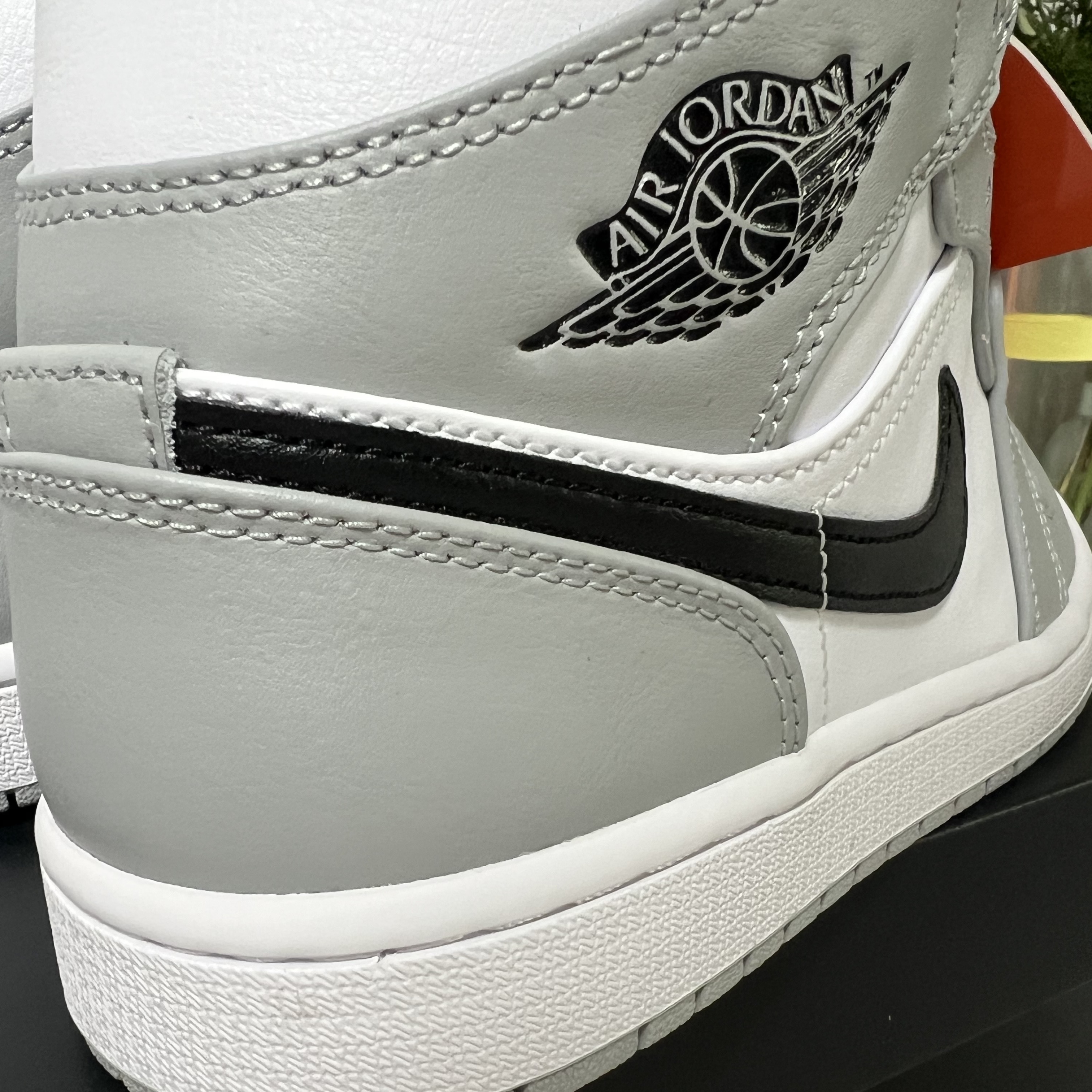 Jordan 1 Mid Light Smoke Grey 착용 스타일 - 3