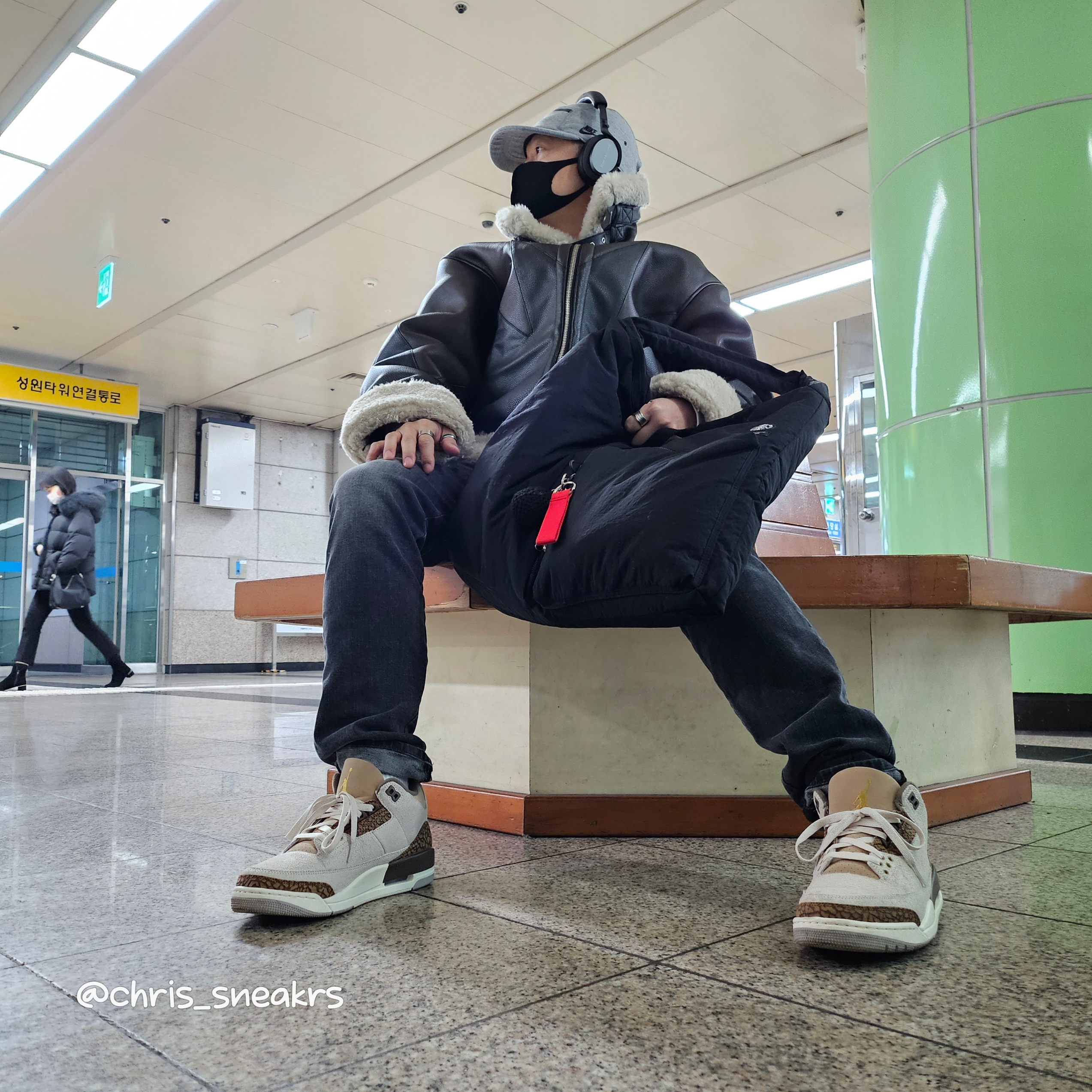 Undermycar x Starbucks Overmybag Black, Supreme Webbing Keychain Red - 23SS 착용 스타일 - 2
