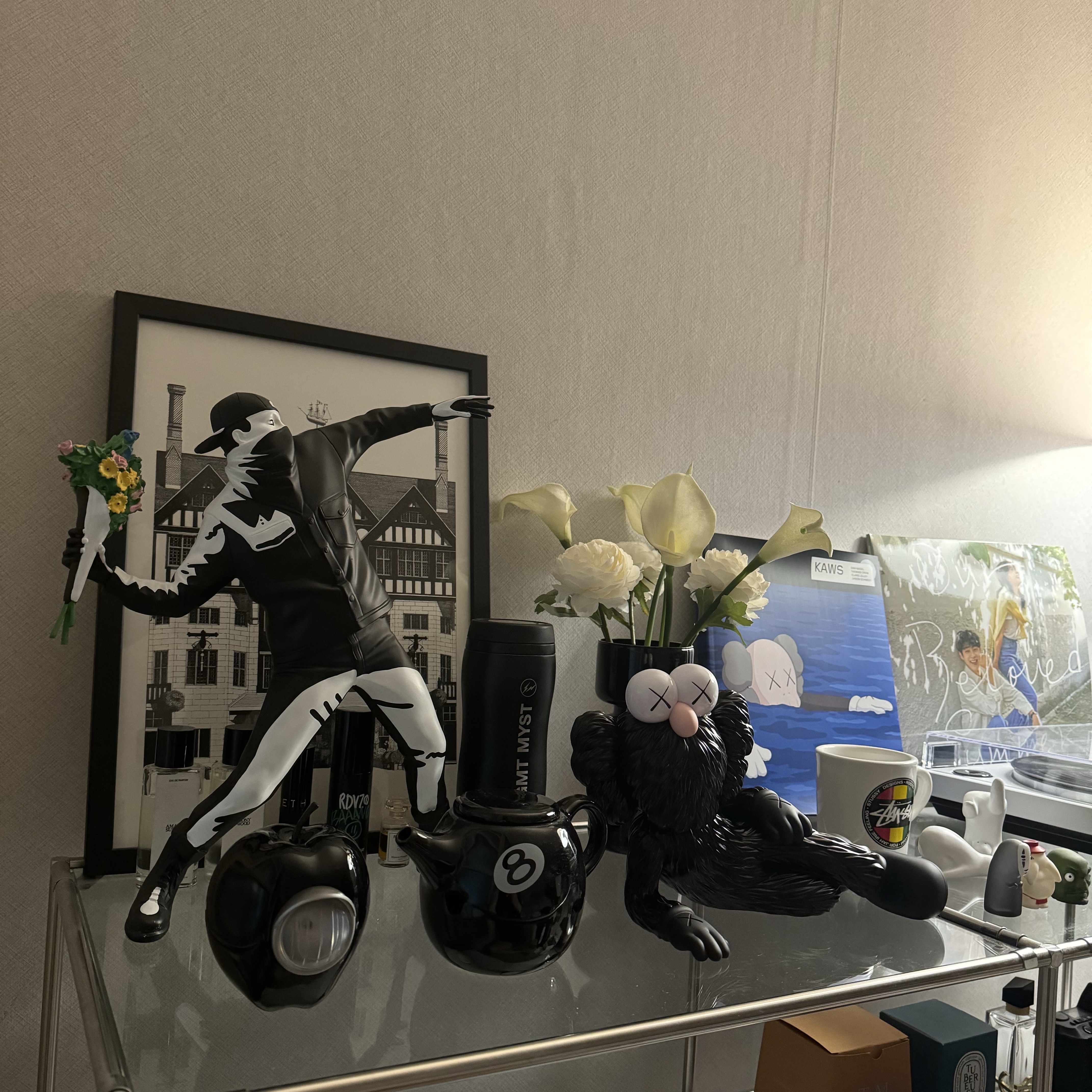 Kaws Time Off Vinyl Figure Black, Stussy 8 Ball Ceramic Teapot Black 착용 스타일