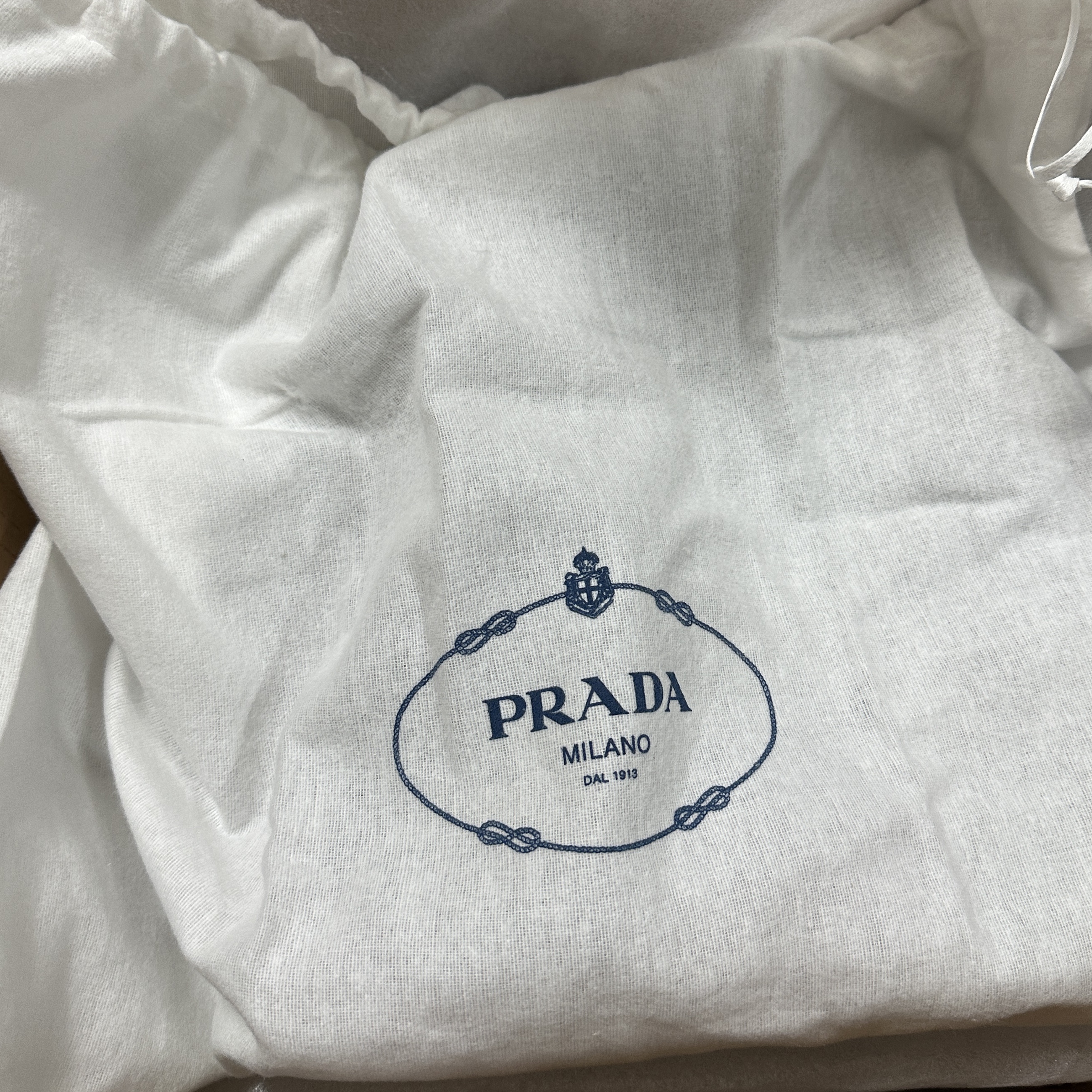 Prada Re-Nylon Small Backpack Black 착용 스타일 - 2