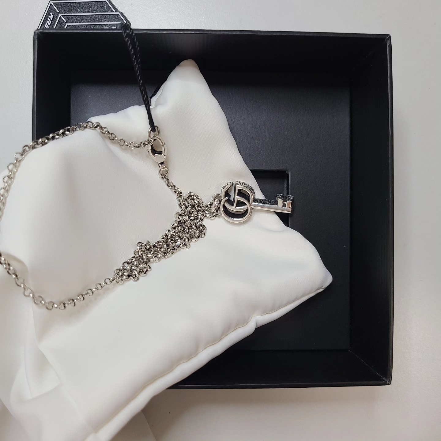 Gucci Double G Key Necklace Silver 착용 스타일 - 2