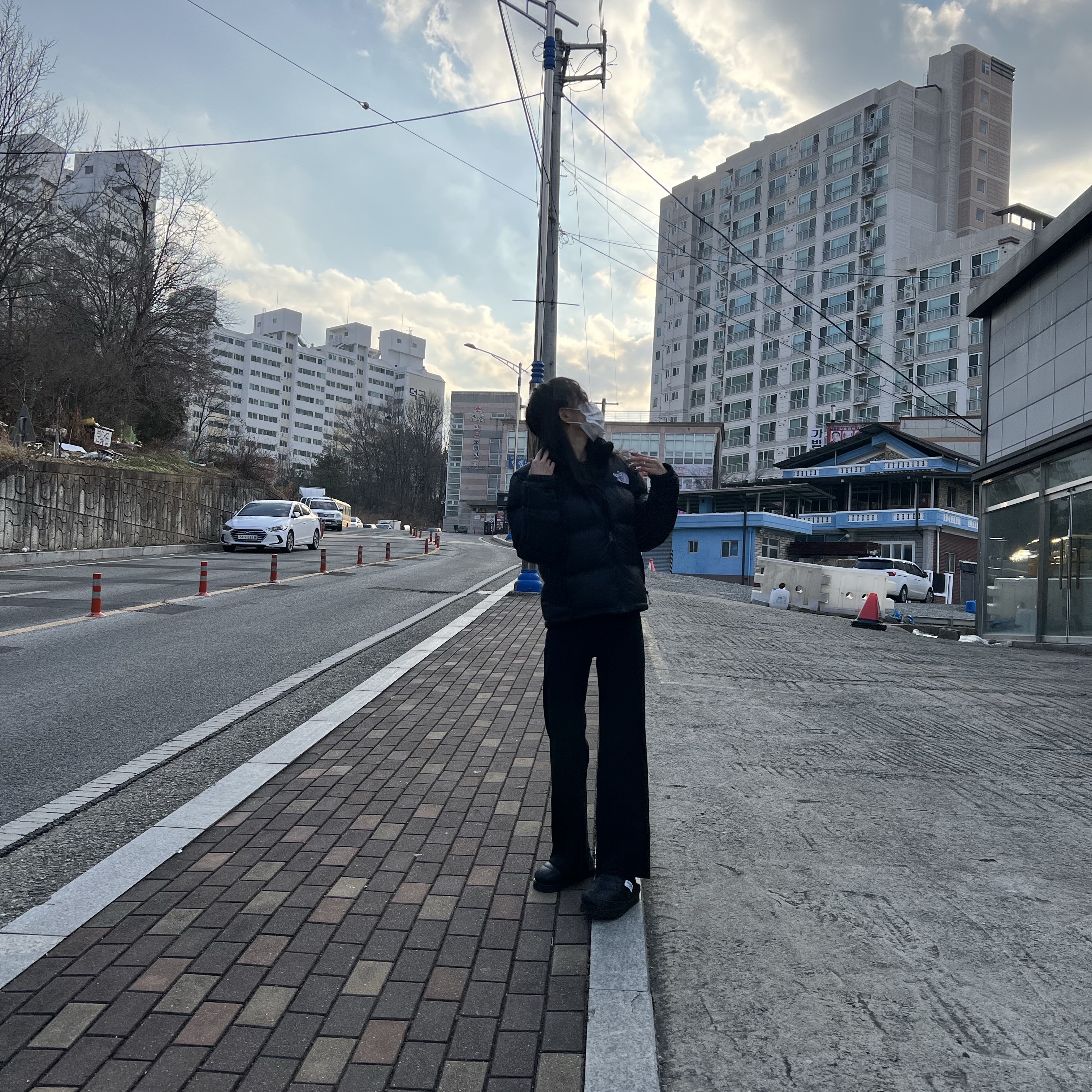 (W) The North Face 1996 Retro Nuptse Jacket Recycled TNF Black 착용 스타일 - 1