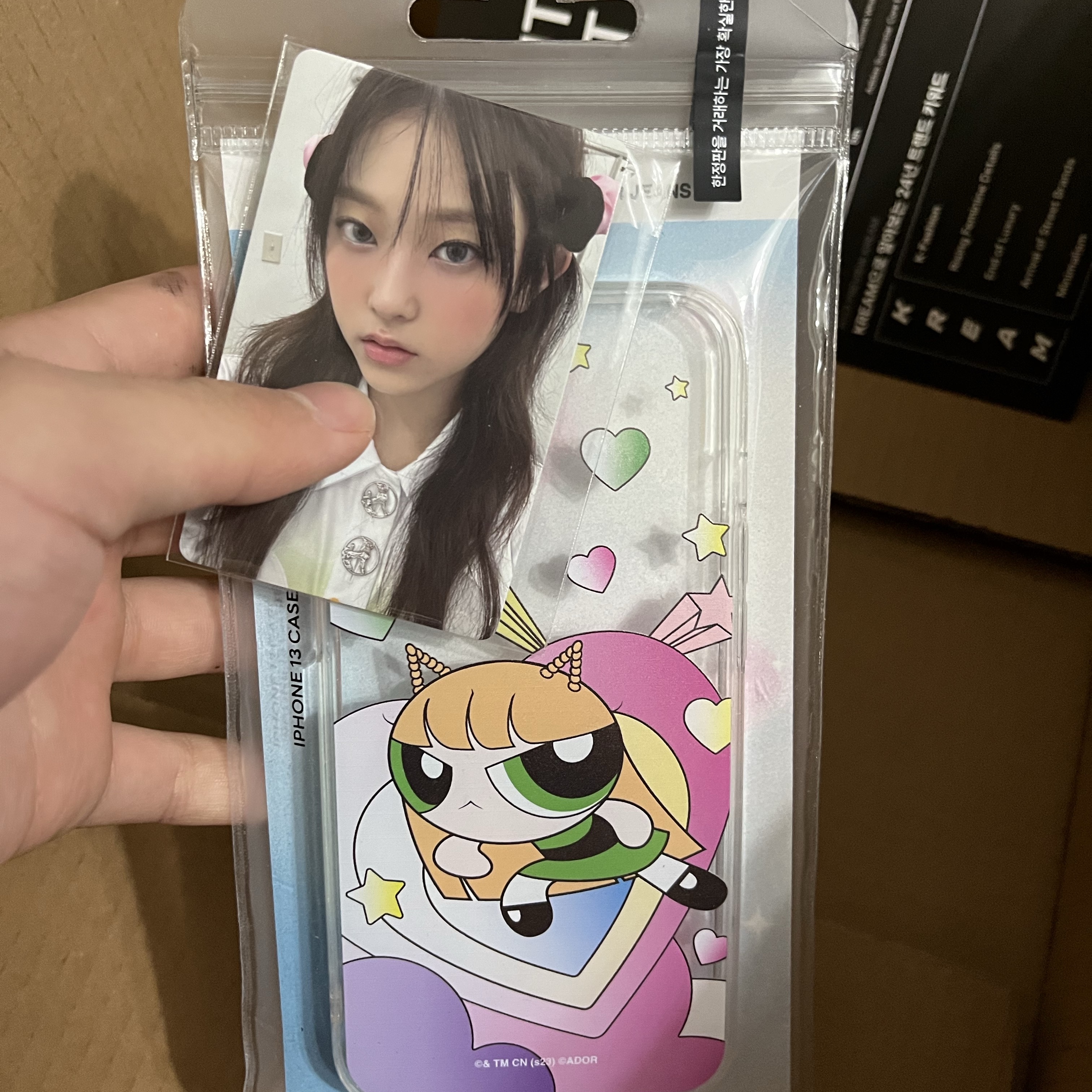 NewJeans x The Powerpuff Girls iPhone 13 Case Haerin 착용 스타일